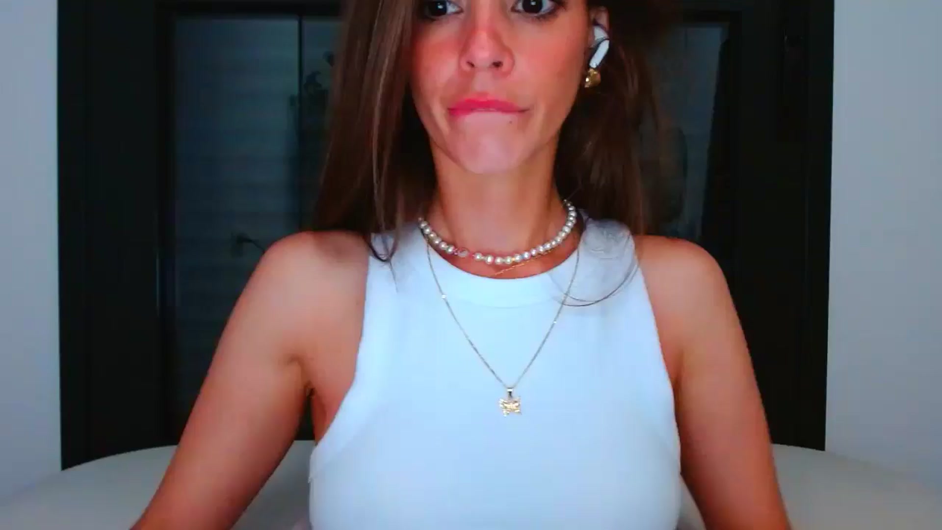 Gallery image thumbnail from fresagirl's myfreecams stream on, 06/19/2025, 21:21 image 20 of 20