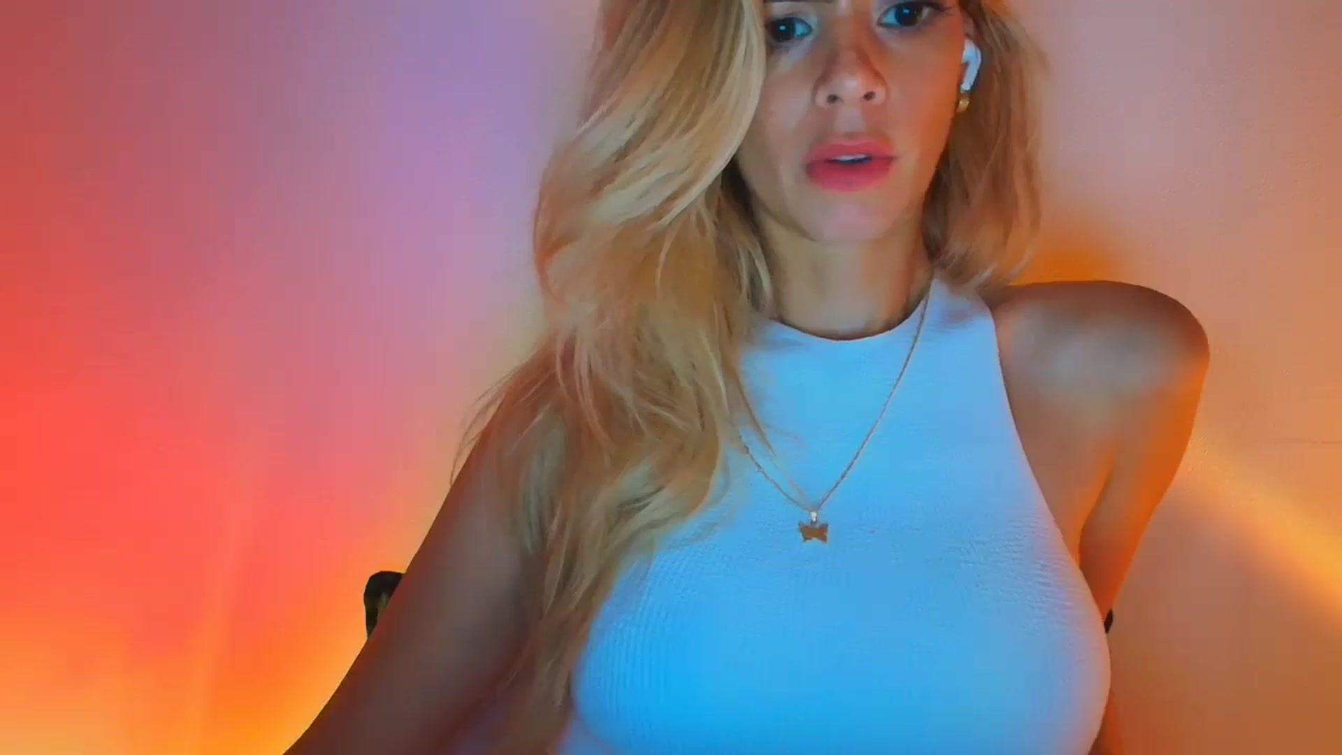 Gallery image thumbnail from fresagirl's myfreecams stream on, 10/15/2025, 23:36 image 4 of 20