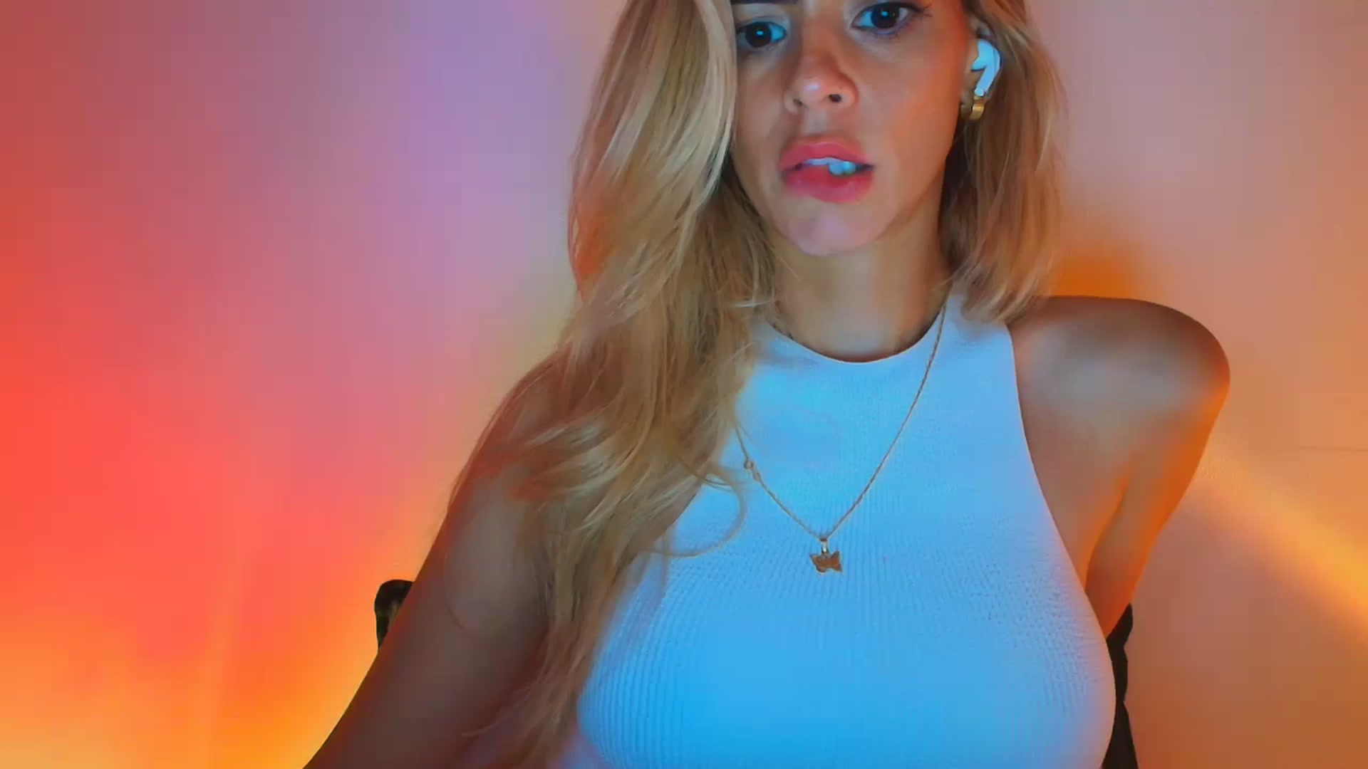 Gallery image thumbnail from fresagirl's myfreecams stream on, 10/15/2025, 23:36 image 5 of 20