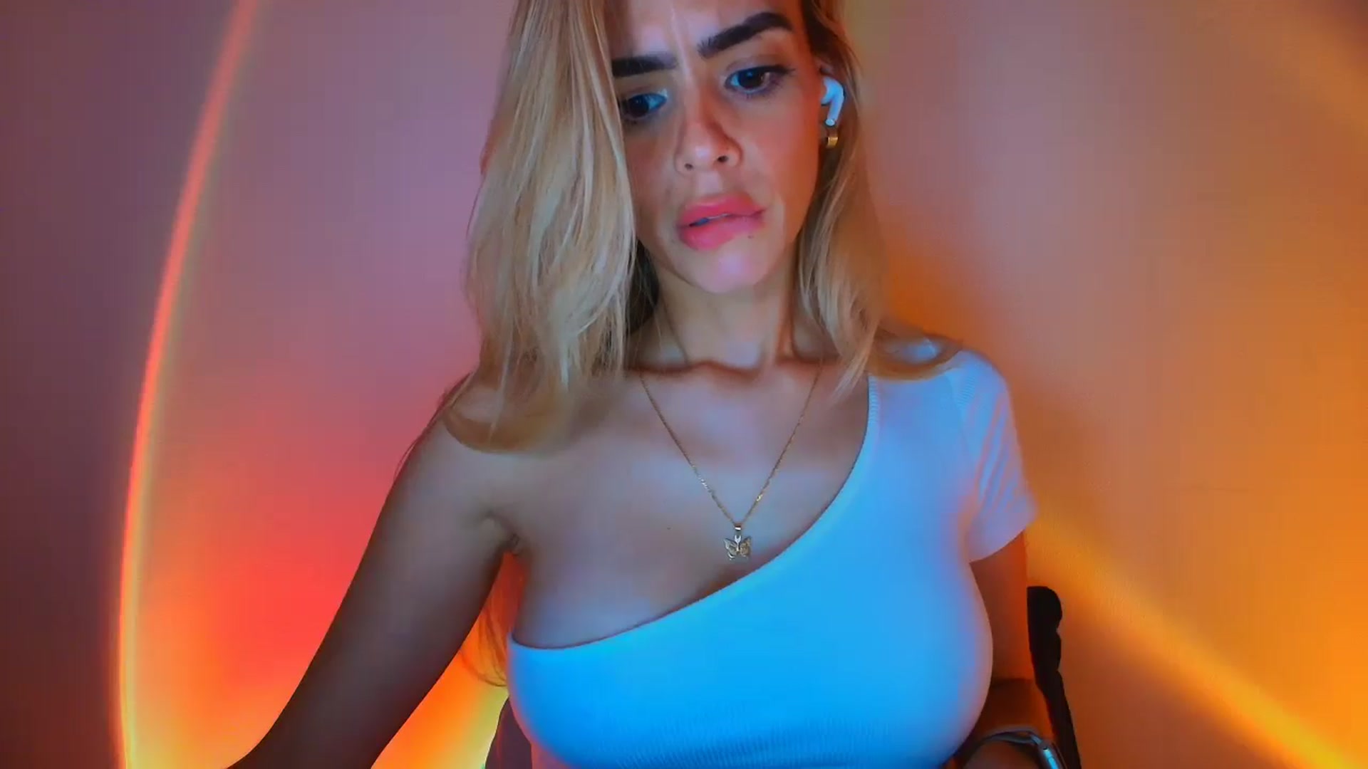 Gallery image thumbnail from fresagirl's myfreecams stream on, 10/16/2025, 23:24 image 11 of 20