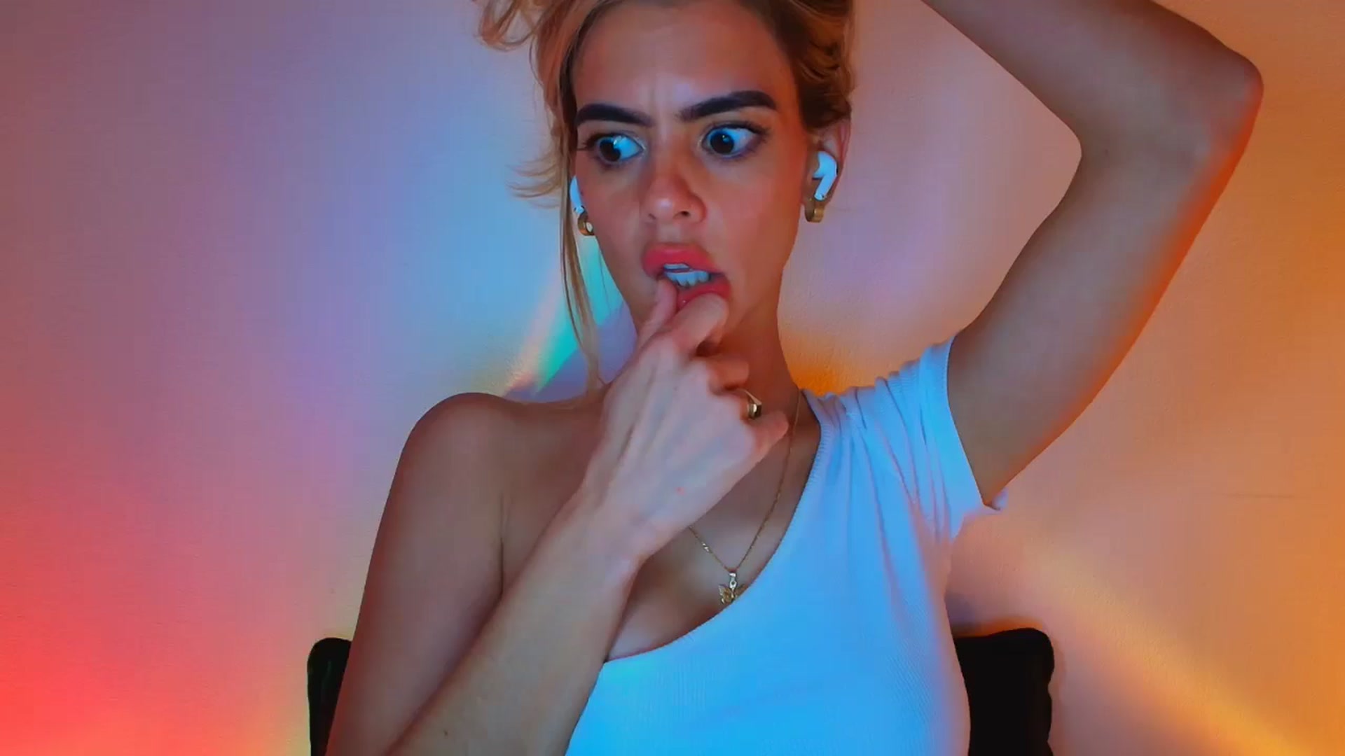 Gallery image thumbnail from fresagirl's myfreecams stream on, 10/16/2025, 23:48 image 12 of 20