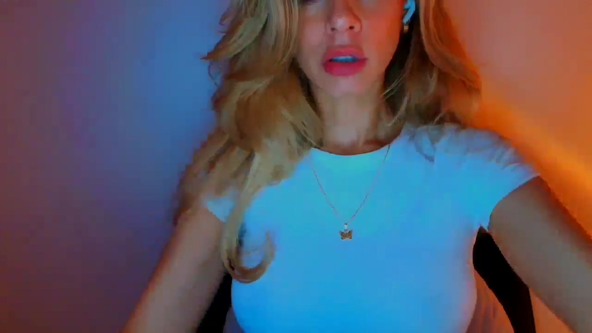 Gallery image thumbnail from fresagirl's myfreecams stream on, 11/18/2025, 23:00 image 17 of 20