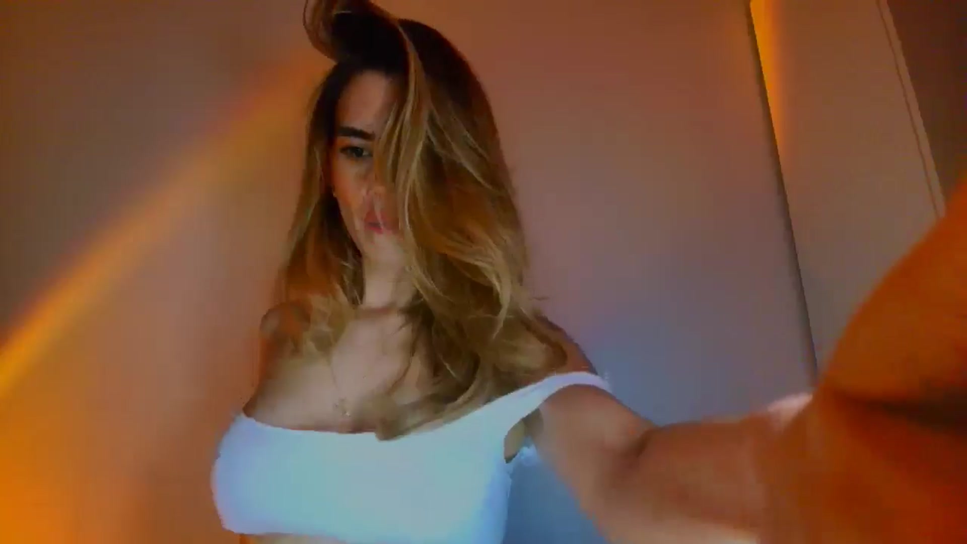 Gallery image thumbnail from fresagirl's myfreecams stream on, 04/20/2026, 23:14 image 4 of 20