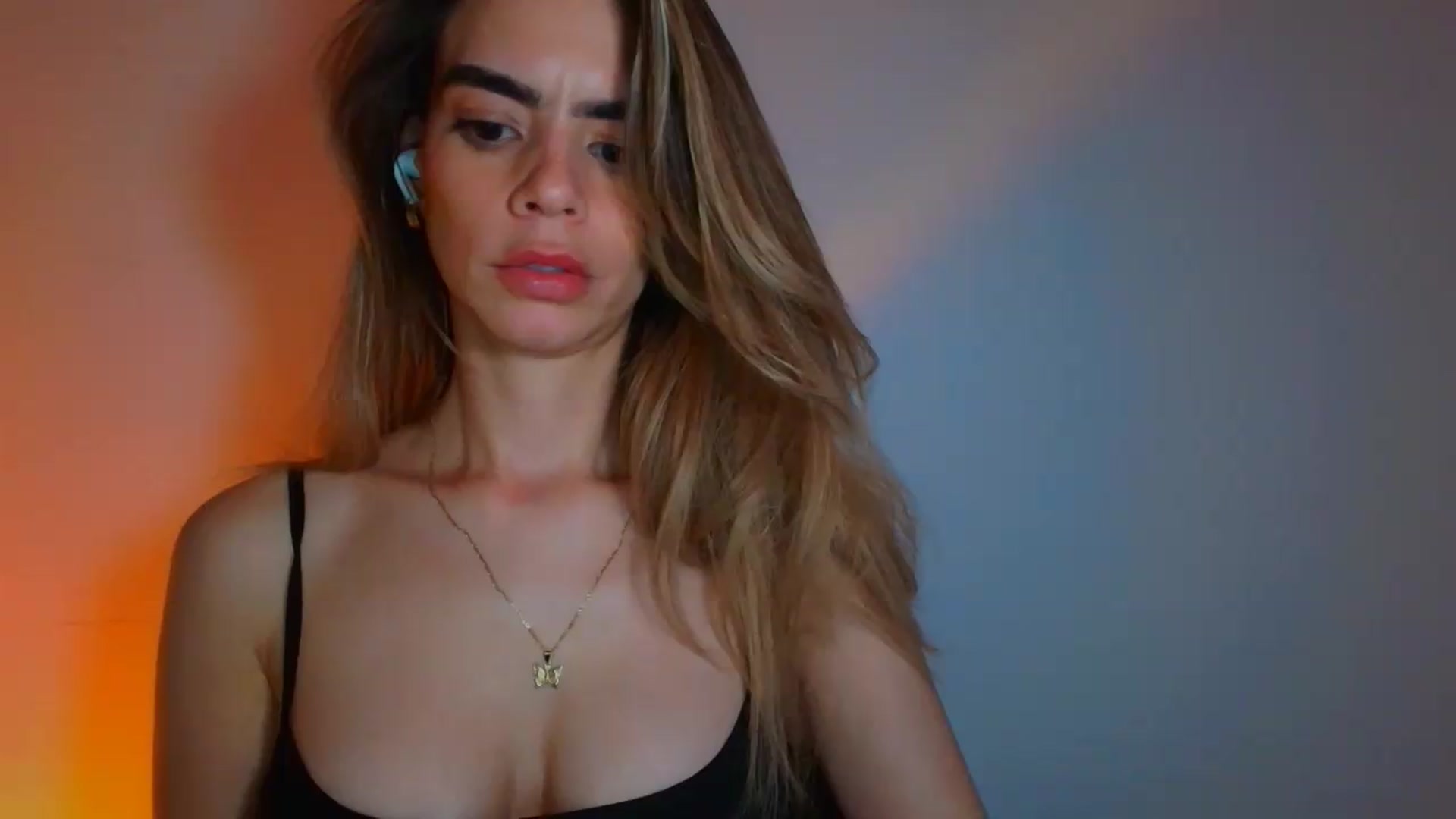 Gallery image thumbnail from fresagirl's myfreecams stream on, 05/19/2026, 24:39 image 17 of 20