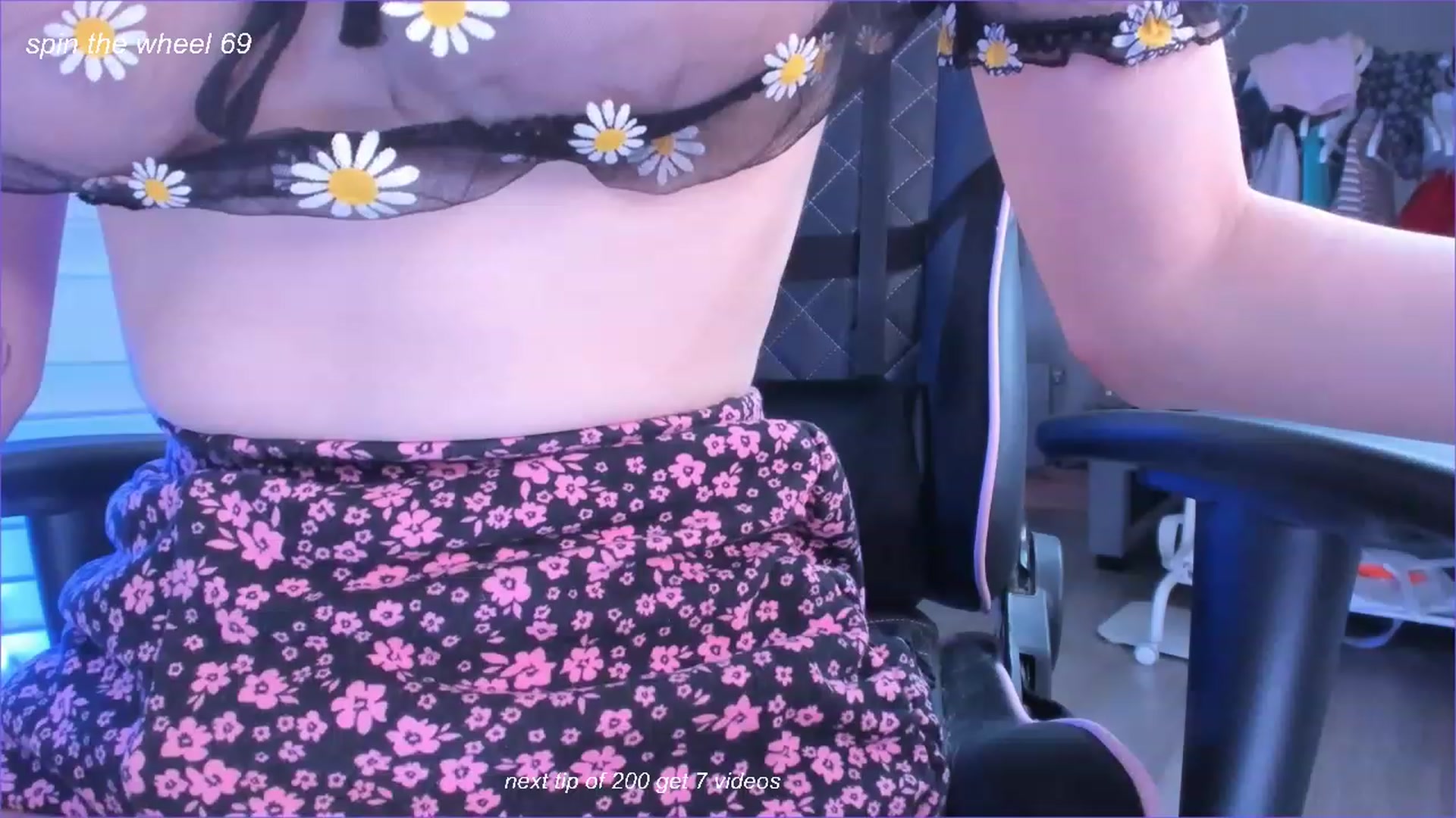 Gallery image thumbnail from fun_for_cash's myfreecams stream on, 10/25/2023, 18:32 image 7 of 20