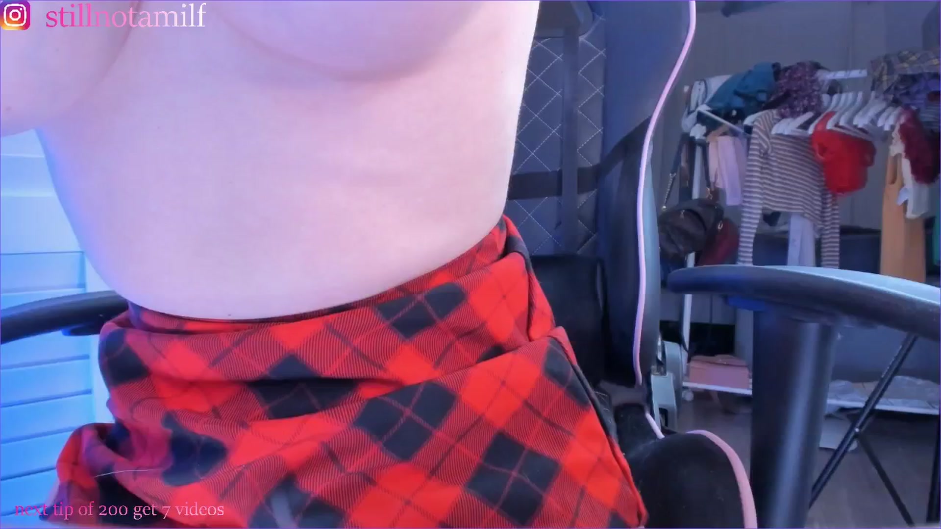 Gallery image thumbnail from fun_for_cash's myfreecams stream on, 12/19/2024, 20:10 image 8 of 20