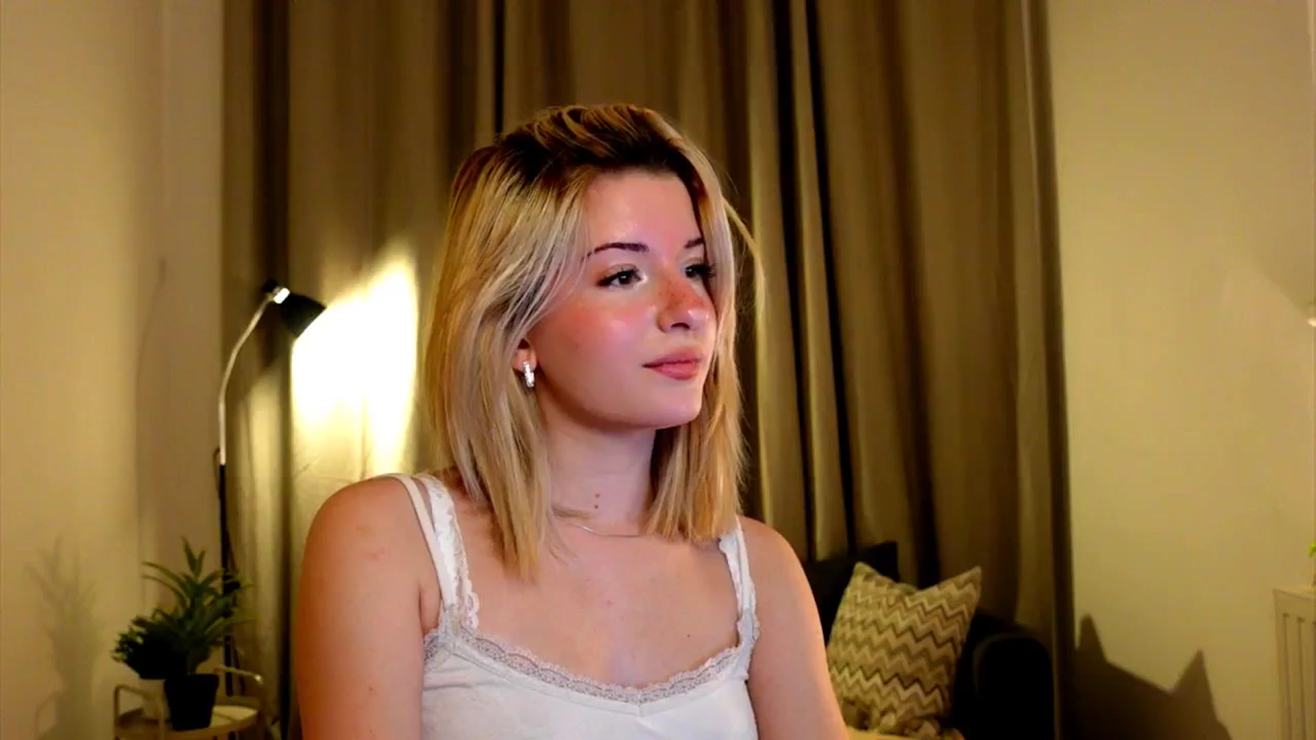 Gallery image thumbnail from funny_freckle's myfreecams stream on, 12/14/2024, 16:40 image 2 of 20