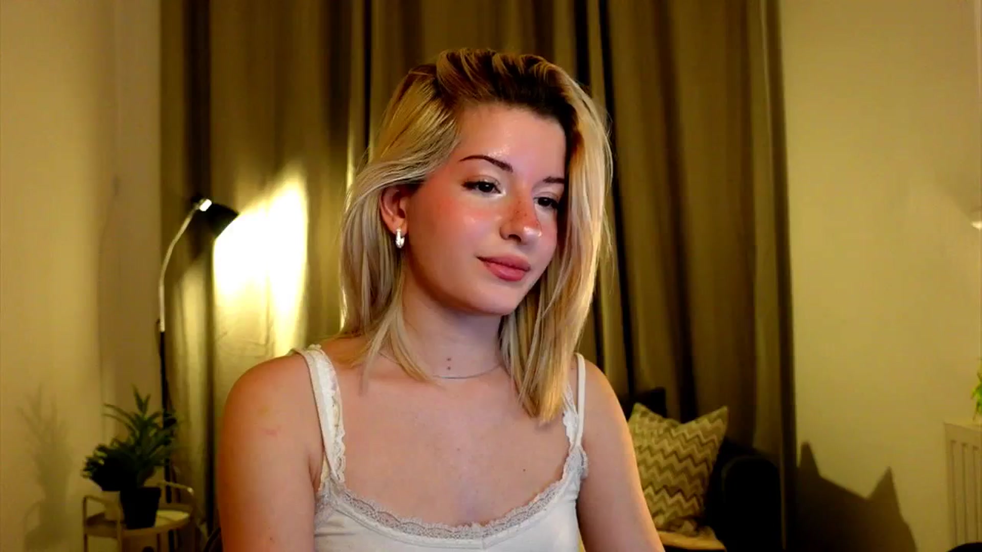 Gallery image thumbnail from funny_freckle's myfreecams stream on, 12/14/2024, 16:40 image 19 of 20