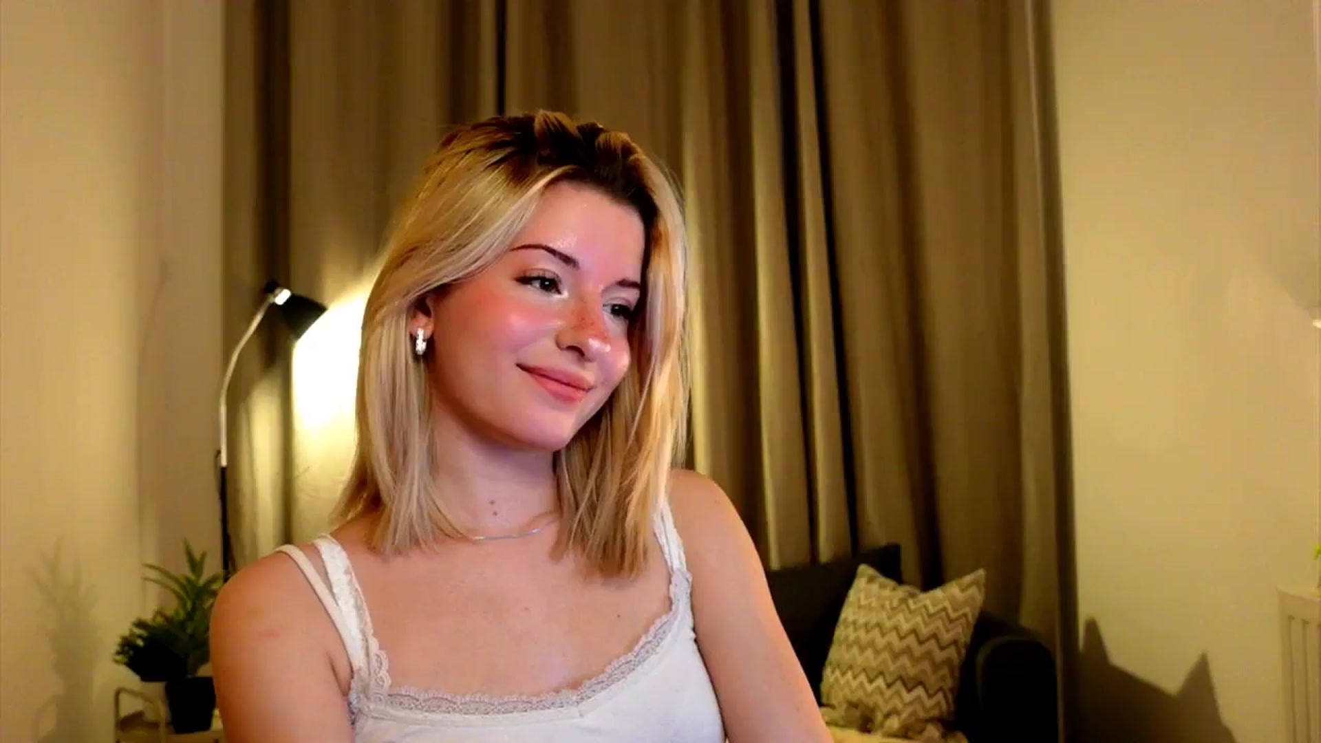 Gallery image thumbnail from funny_freckle's myfreecams stream on, 12/14/2024, 16:40 image 5 of 20