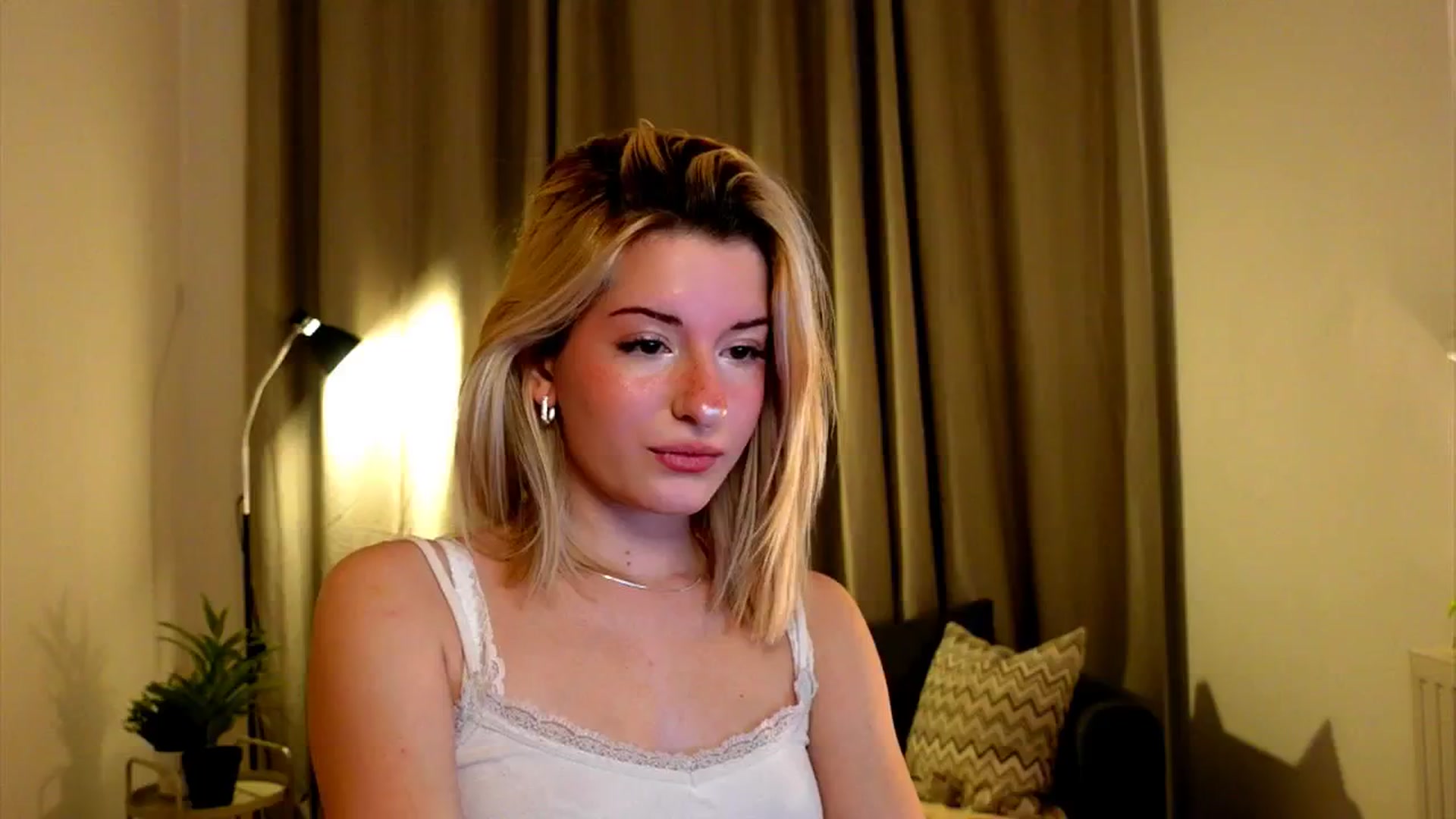 Gallery image thumbnail from funny_freckle's myfreecams stream on, 12/14/2024, 16:40 image 3 of 20