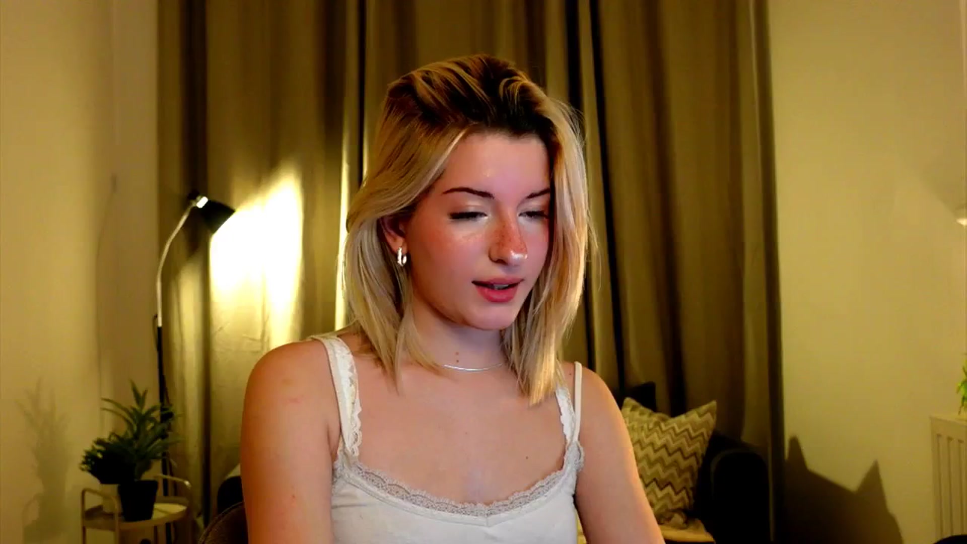 Gallery image thumbnail from funny_freckle's myfreecams stream on, 12/14/2024, 16:40 image 20 of 20