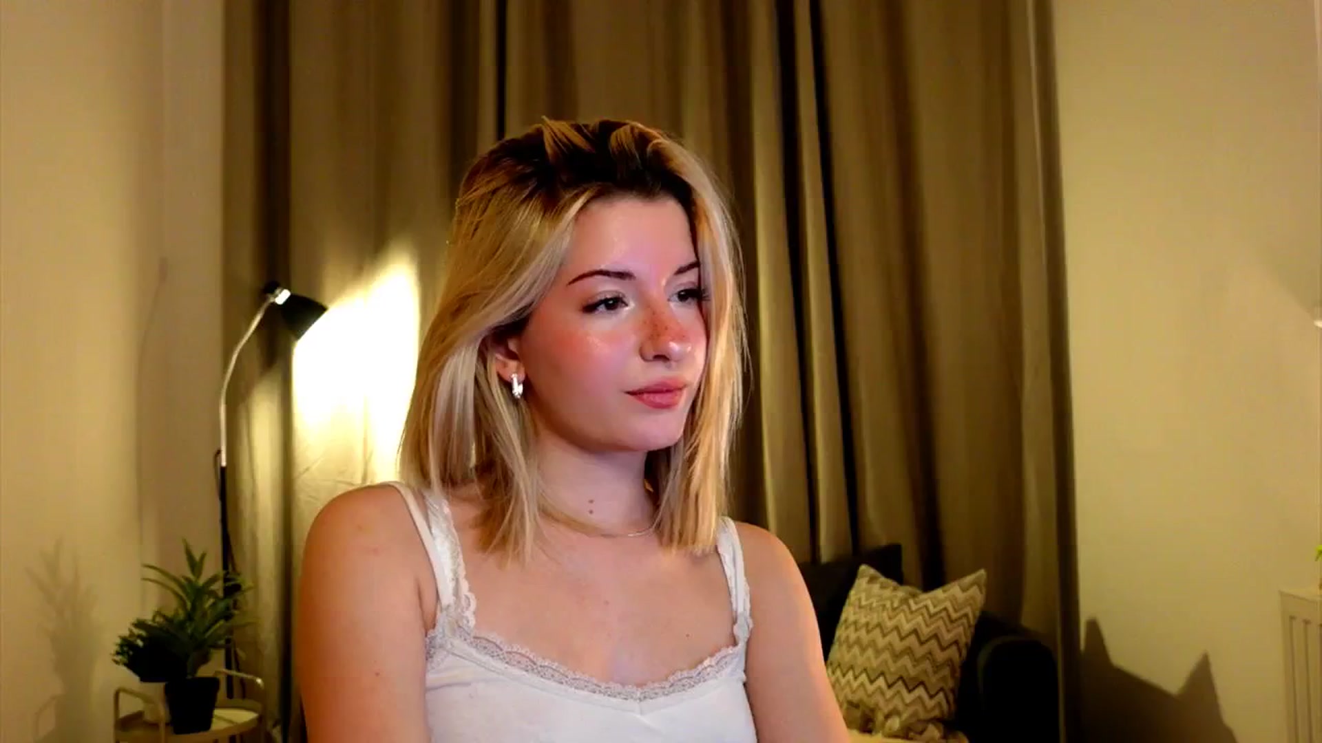 Gallery image thumbnail from funny_freckle's myfreecams stream on, 12/14/2024, 16:40 image 4 of 20