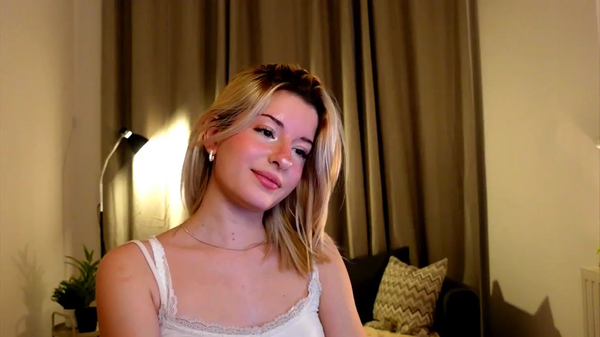 Gallery image thumbnail from funny_freckle's myfreecams stream on, 12/14/2024, 16:40 image 6 of 20