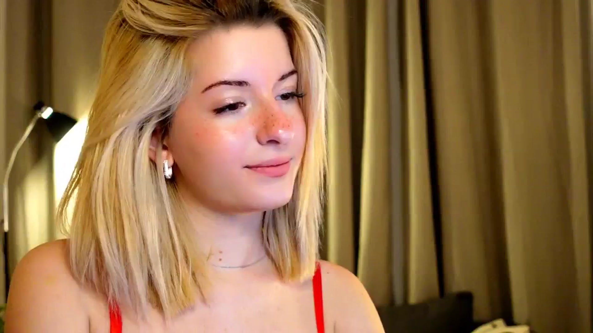 Gallery image thumbnail from funny_freckle's myfreecams stream on, 12/15/2024, 11:38 image 17 of 20