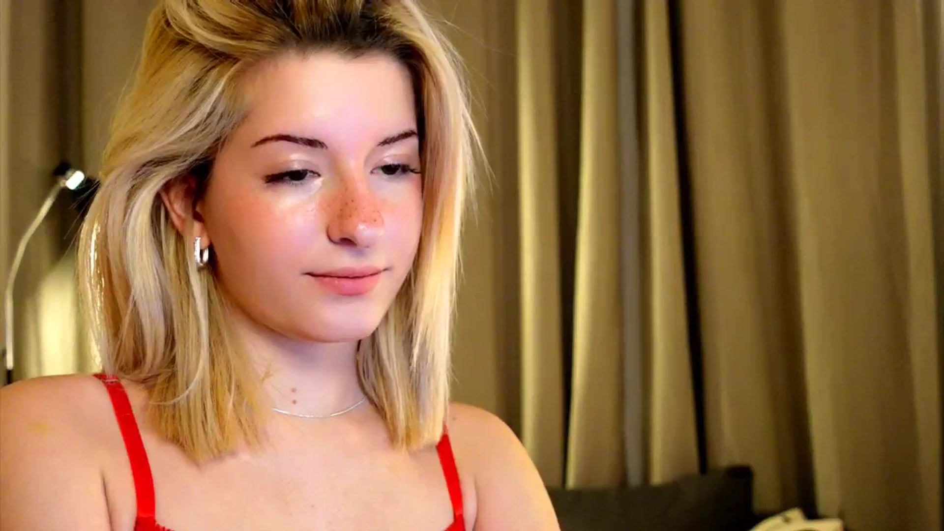 Gallery image thumbnail from funny_freckle's myfreecams stream on, 12/15/2024, 11:38 image 16 of 20