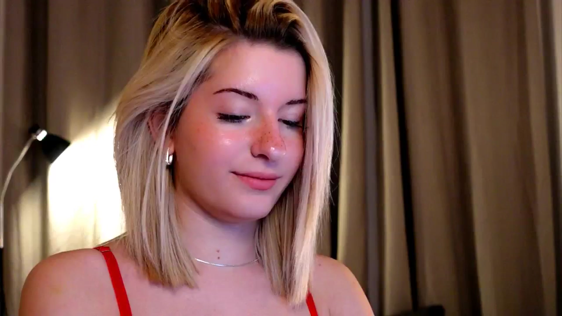 Gallery image thumbnail from funny_freckle's myfreecams stream on, 12/15/2024, 11:38 image 3 of 20