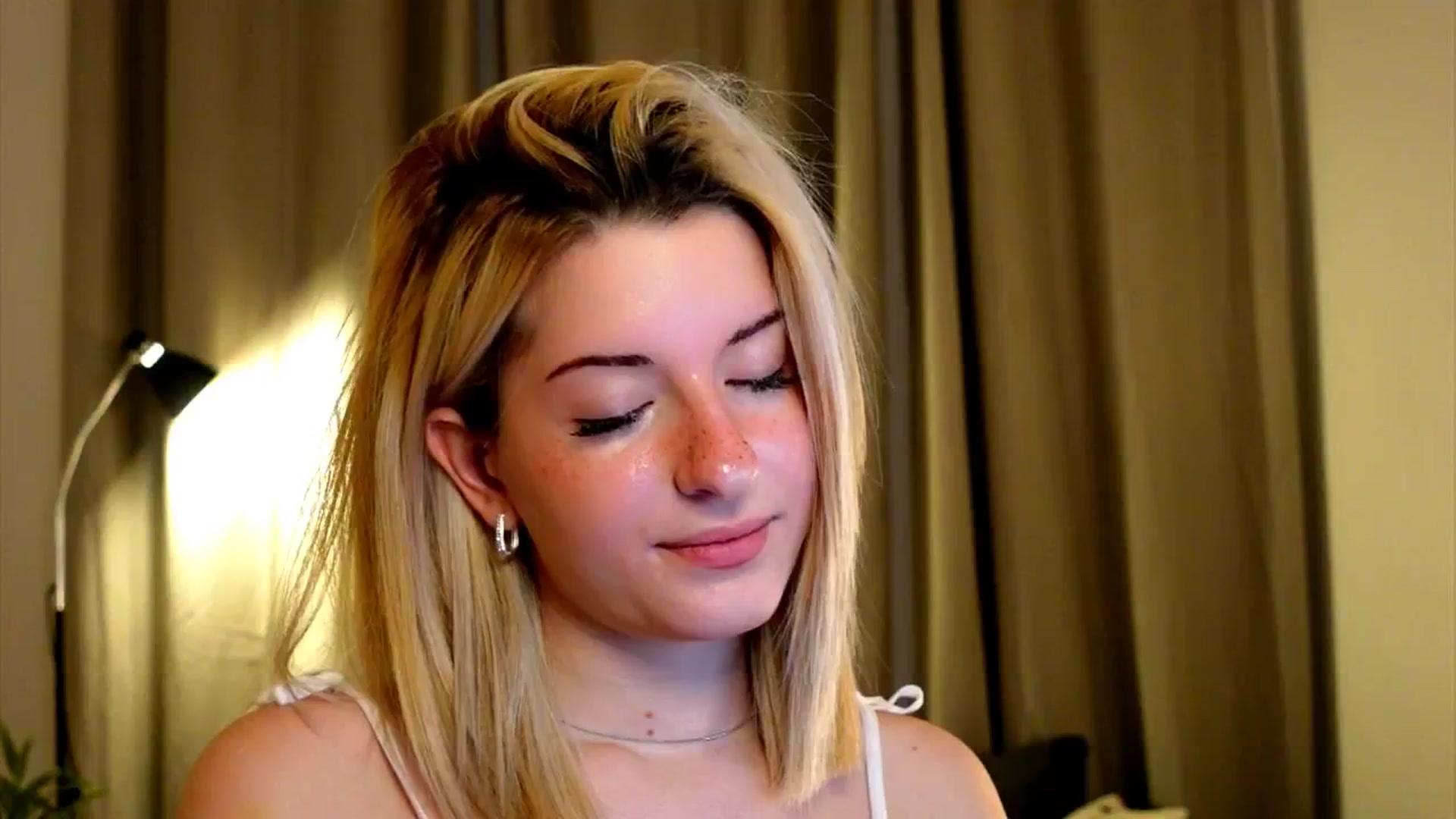 Gallery image thumbnail from funny_freckle's myfreecams stream on, 12/15/2024, 12:38 image 13 of 20