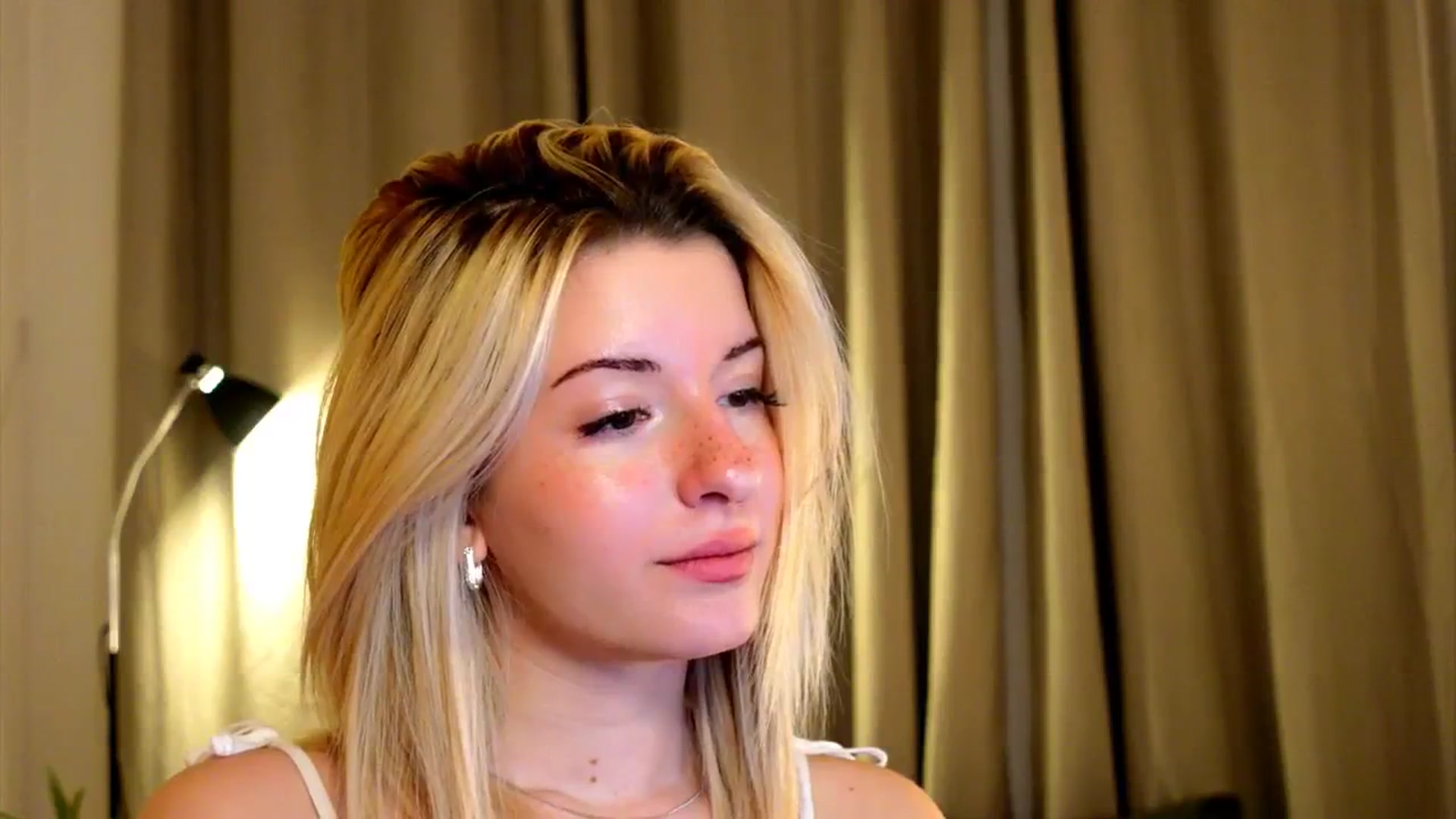 Gallery image thumbnail from funny_freckle's myfreecams stream on, 12/15/2024, 14:23 image 2 of 20