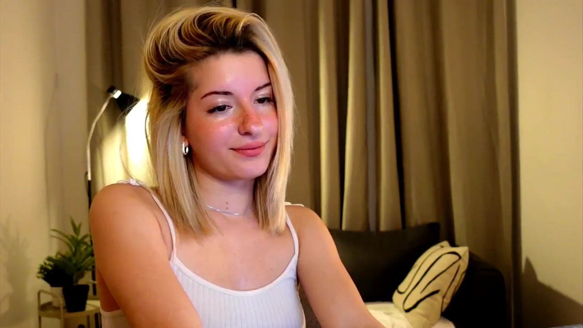 Gallery image thumbnail from funny_freckle's myfreecams stream on, 12/15/2024, 14:23 image 16 of 20