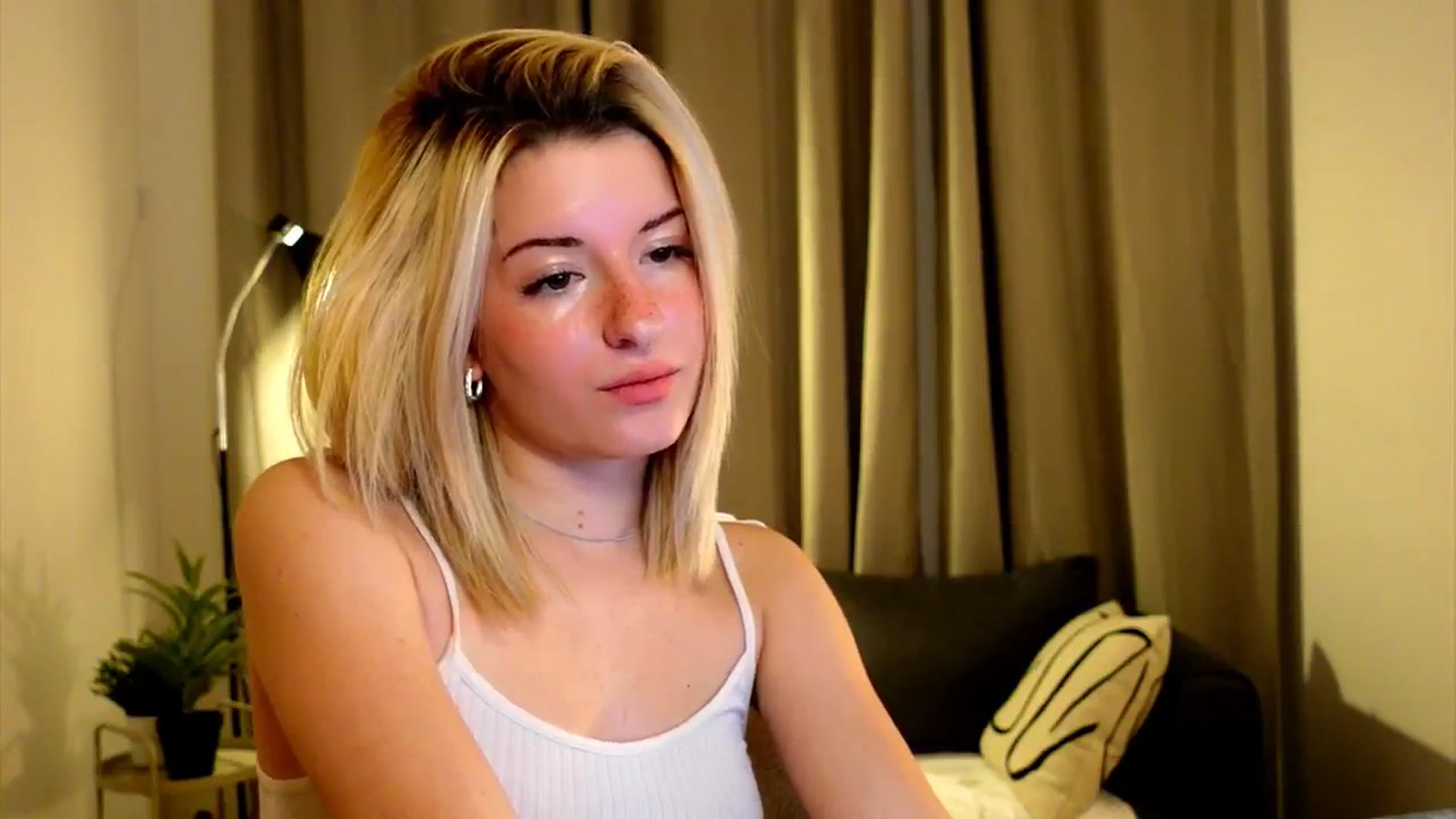Gallery image thumbnail from funny_freckle's myfreecams stream on, 12/15/2024, 14:23 image 18 of 20