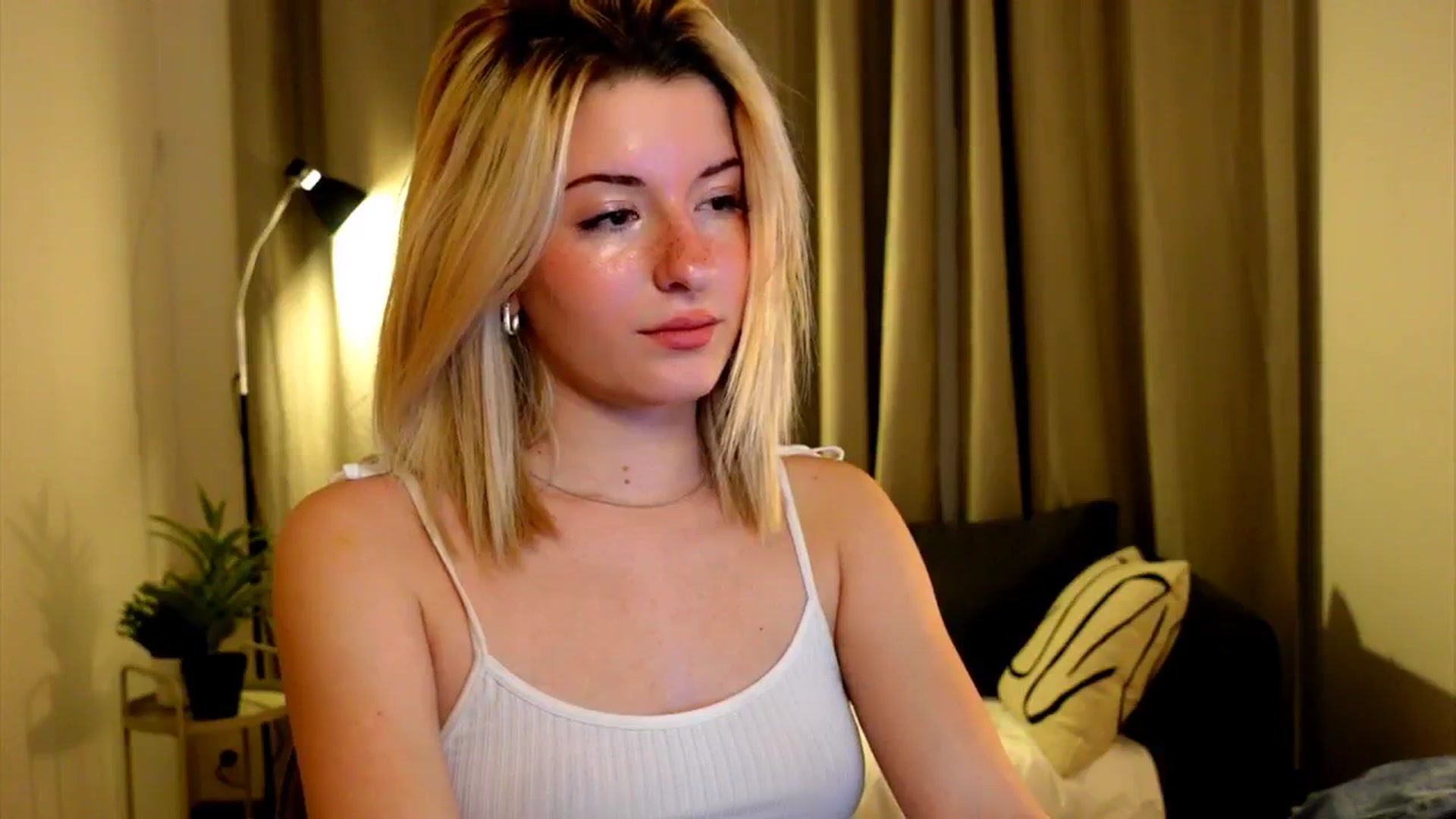 Gallery image thumbnail from funny_freckle's myfreecams stream on, 12/15/2024, 14:23 image 4 of 20