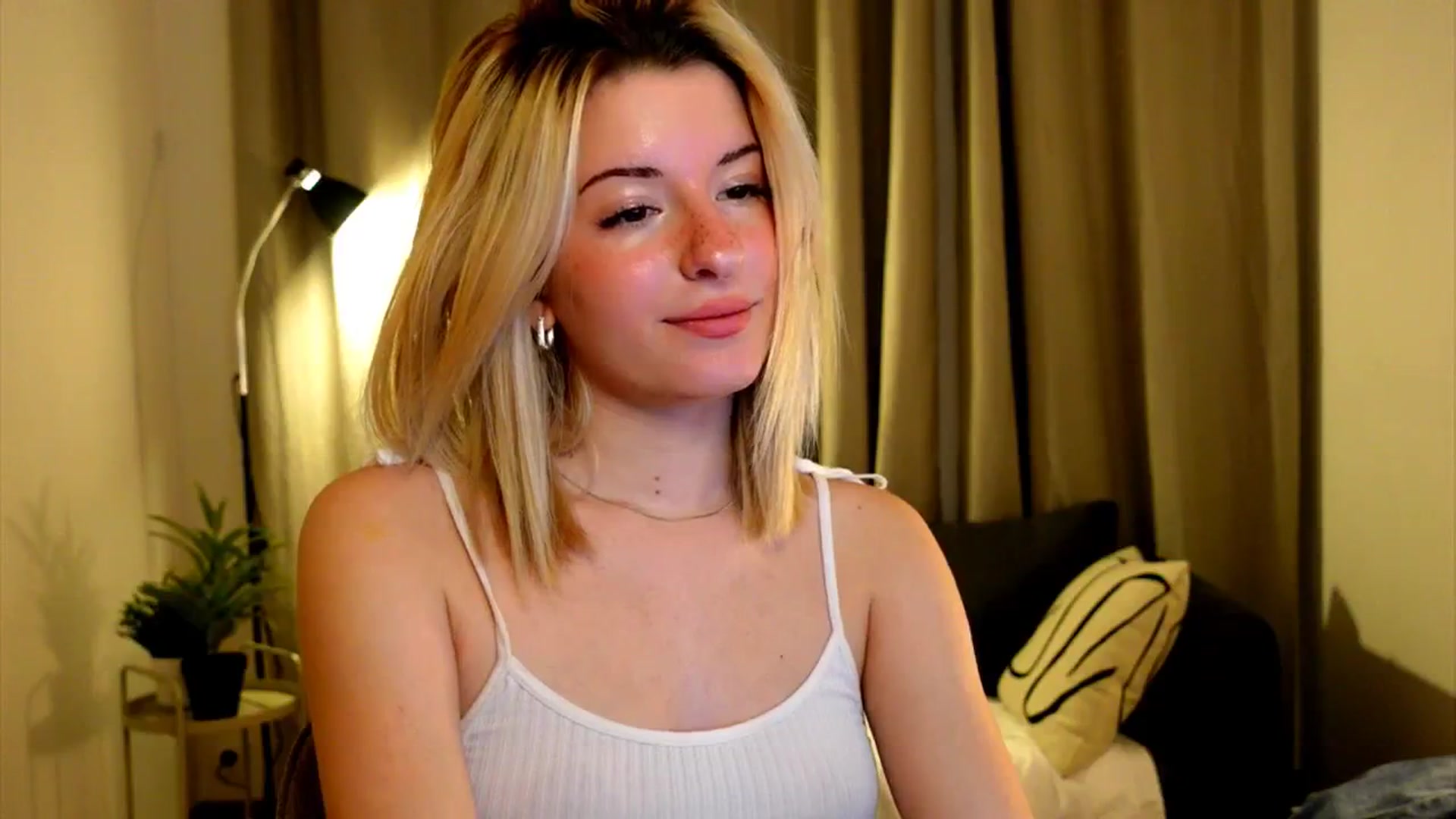 Gallery image thumbnail from funny_freckle's myfreecams stream on, 12/15/2024, 14:23 image 5 of 20