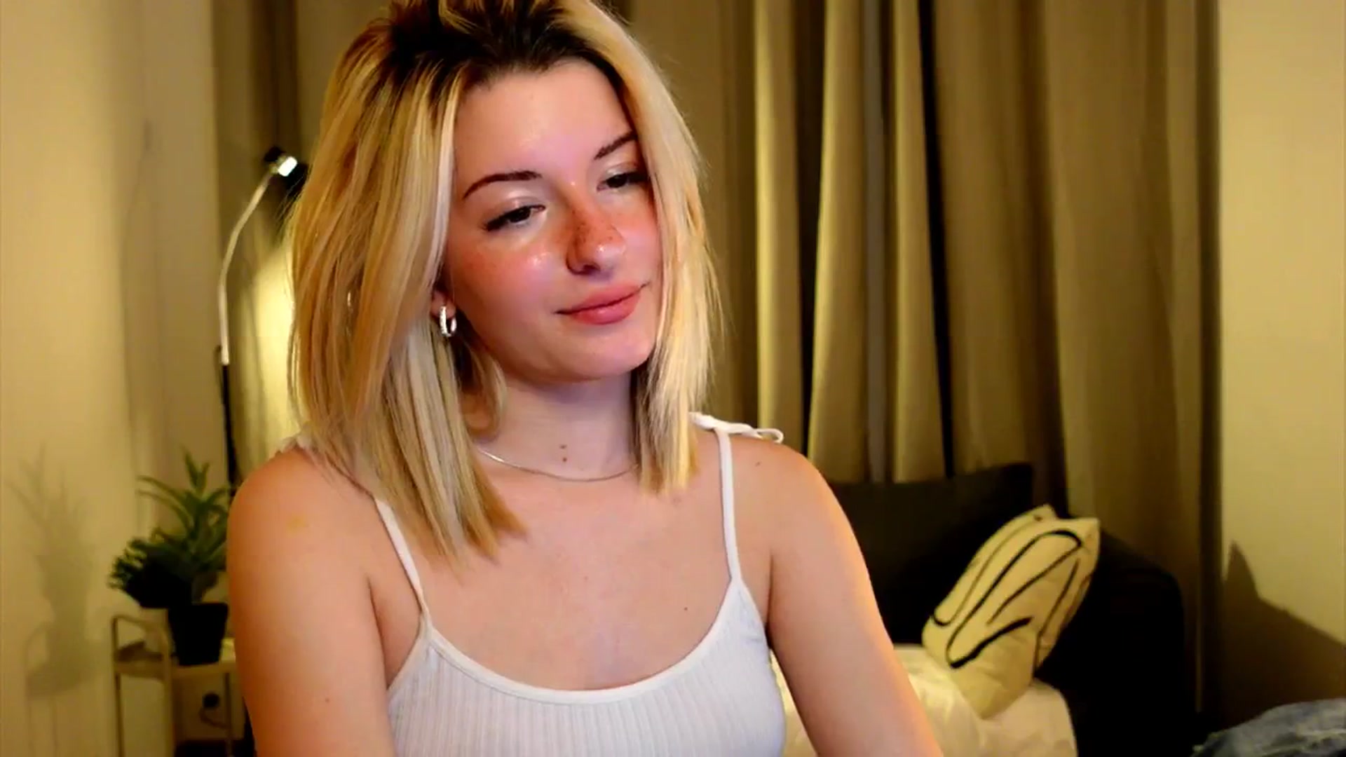 Gallery image thumbnail from funny_freckle's myfreecams stream on, 12/15/2024, 14:23 image 6 of 20