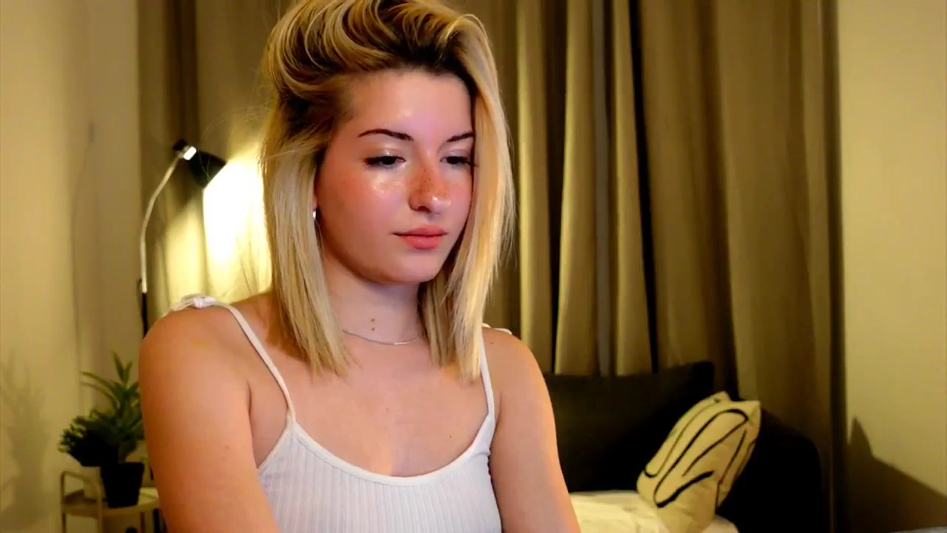 Gallery image thumbnail from funny_freckle's myfreecams stream on, 12/15/2024, 14:23 image 15 of 20