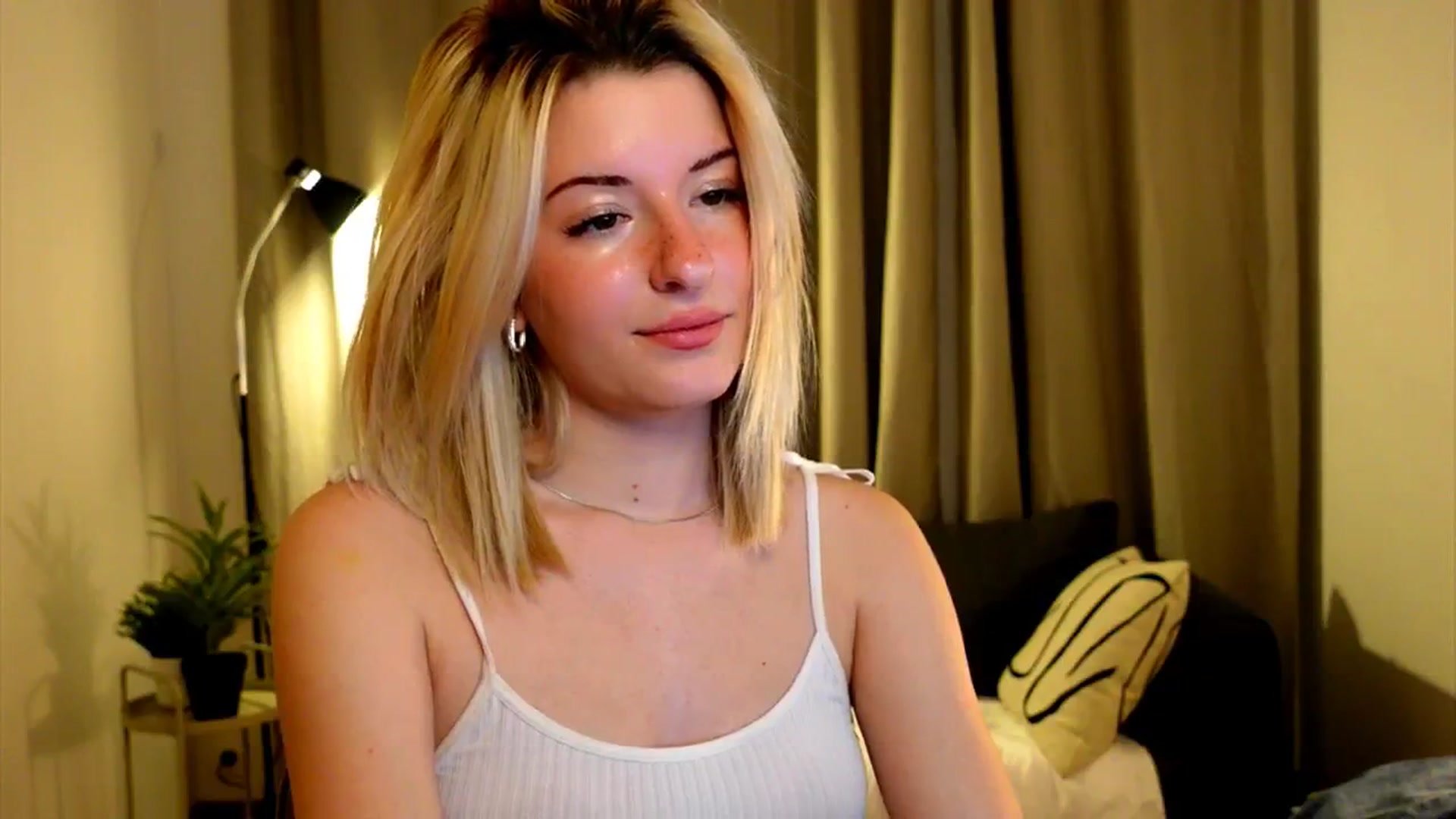 Gallery image thumbnail from funny_freckle's myfreecams stream on, 12/15/2024, 14:23 image 7 of 20