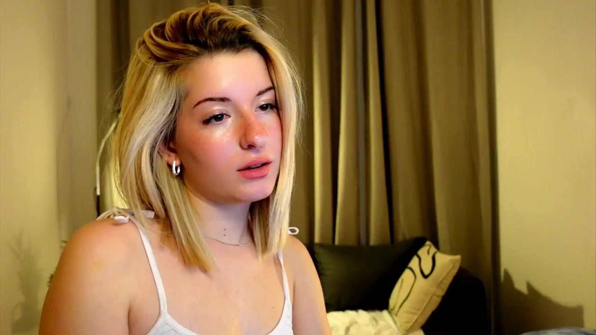 Gallery image thumbnail from funny_freckle's myfreecams stream on, 12/15/2024, 15:56 image 15 of 20