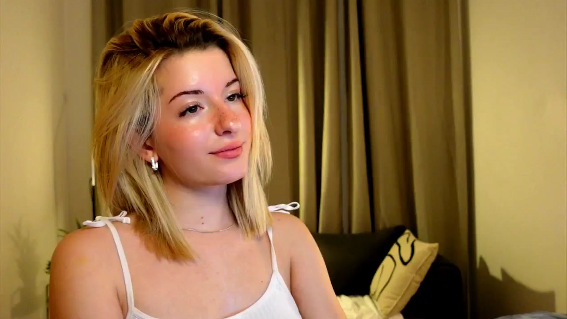 Gallery image thumbnail from funny_freckle's myfreecams stream on, 12/15/2024, 15:56 image 3 of 20