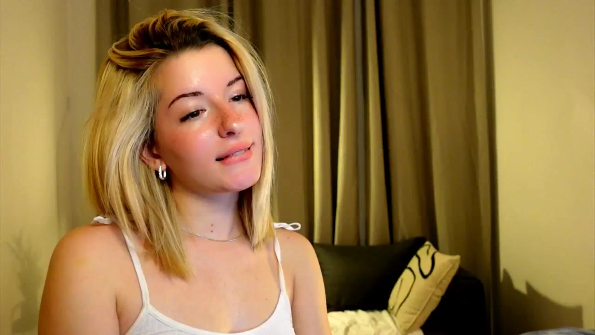 Gallery image thumbnail from funny_freckle's myfreecams stream on, 12/15/2024, 15:56 image 19 of 20