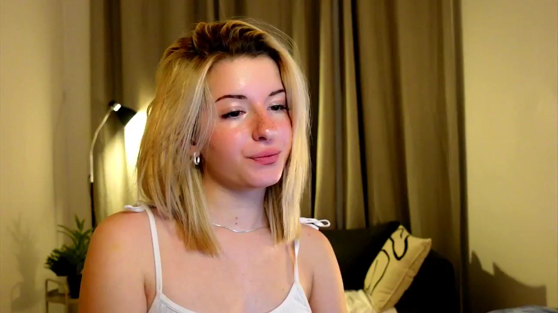 Gallery image thumbnail from funny_freckle's myfreecams stream on, 12/15/2024, 15:56 image 10 of 20