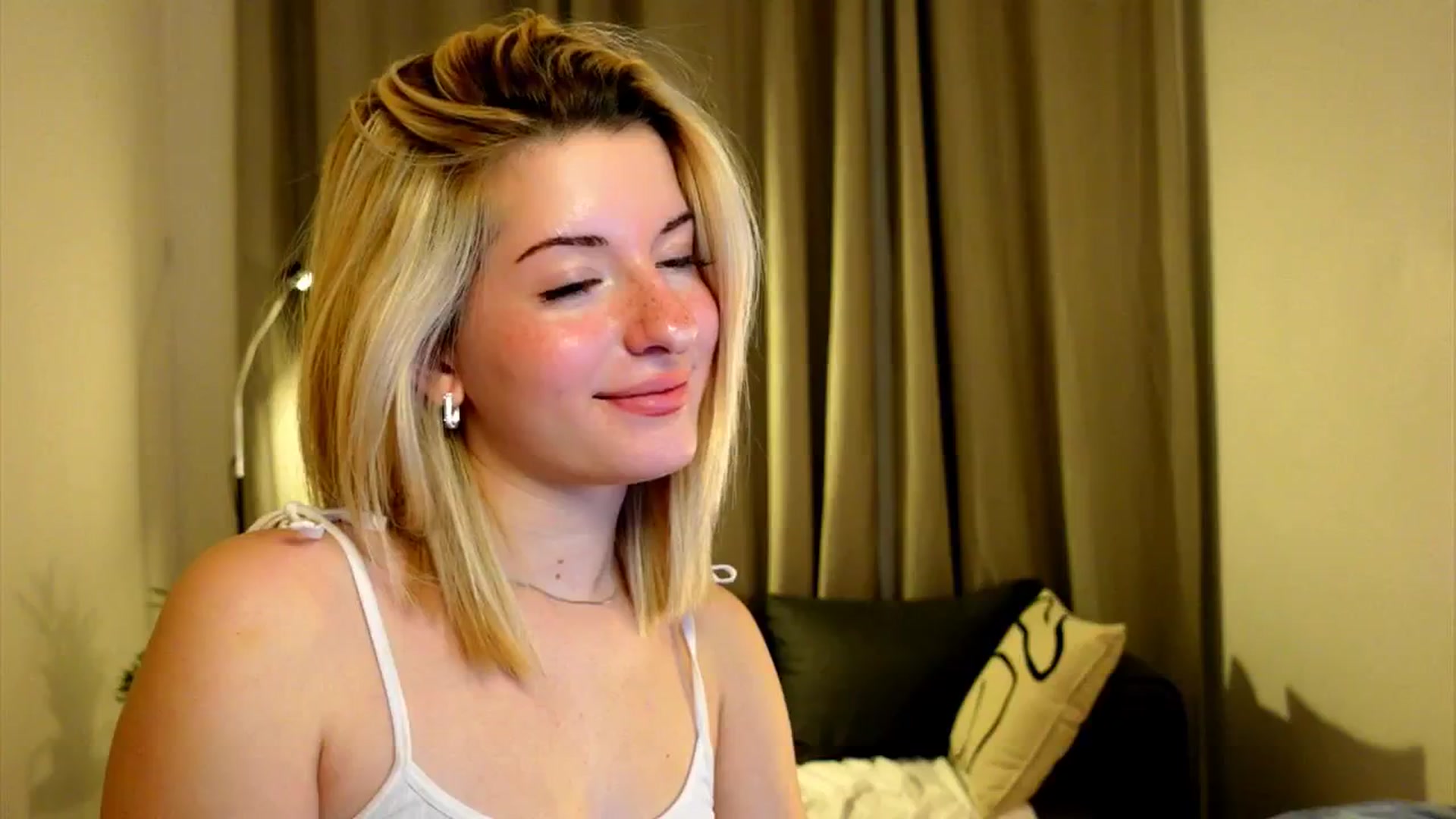 Gallery image thumbnail from funny_freckle's myfreecams stream on, 12/15/2024, 15:56 image 16 of 20