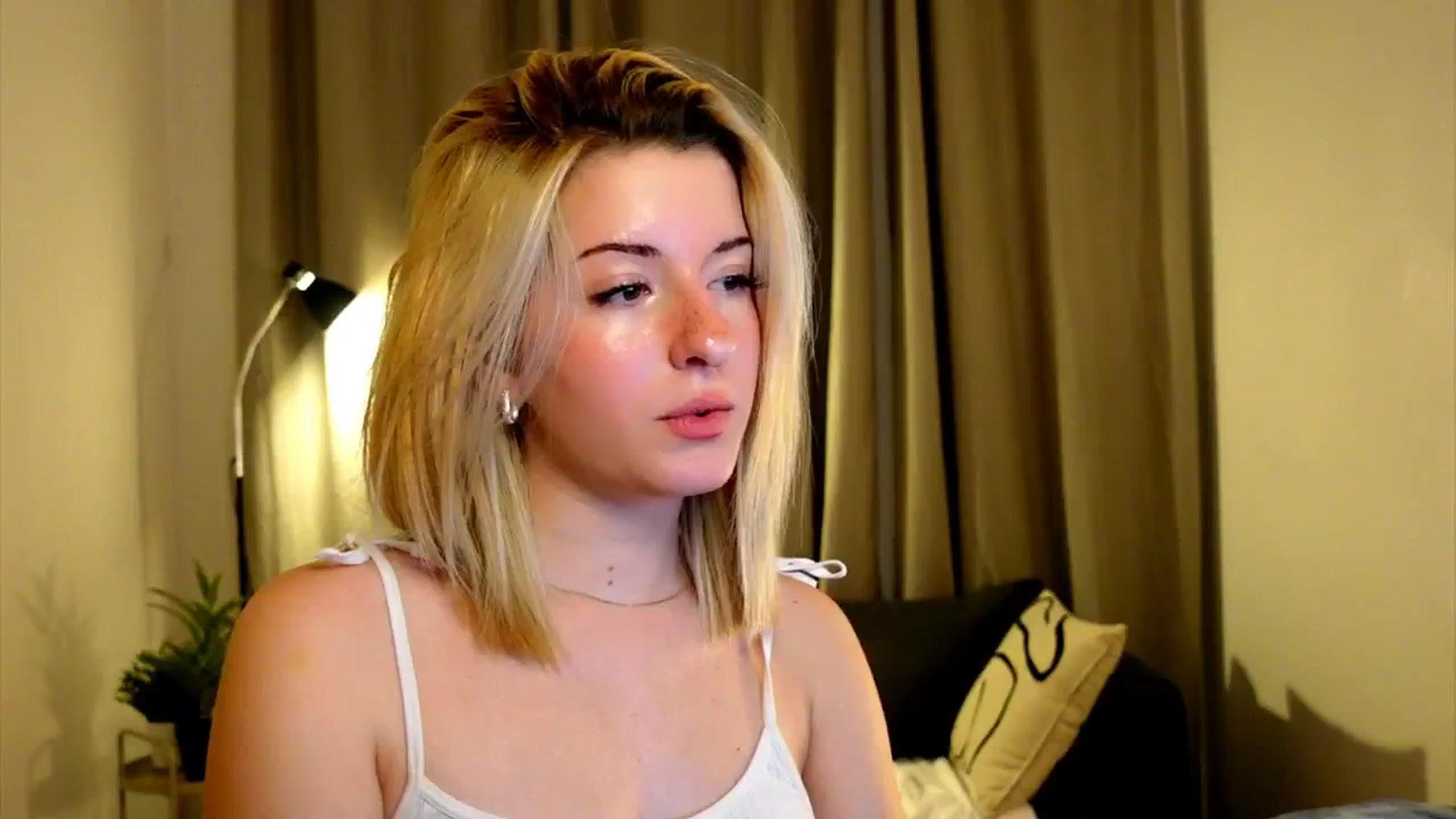 Gallery image thumbnail from funny_freckle's myfreecams stream on, 12/15/2024, 15:56 image 9 of 20