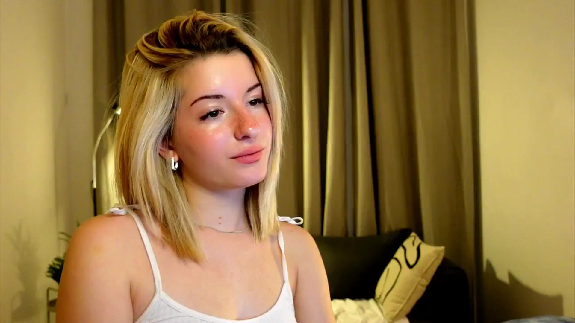 Gallery image thumbnail from funny_freckle's myfreecams stream on, 12/15/2024, 15:56 image 18 of 20