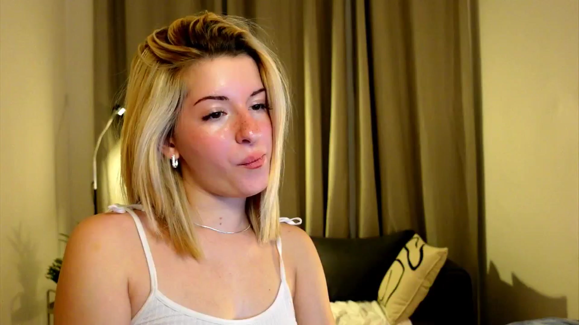 Gallery image thumbnail from funny_freckle's myfreecams stream on, 12/15/2024, 15:56 image 17 of 20
