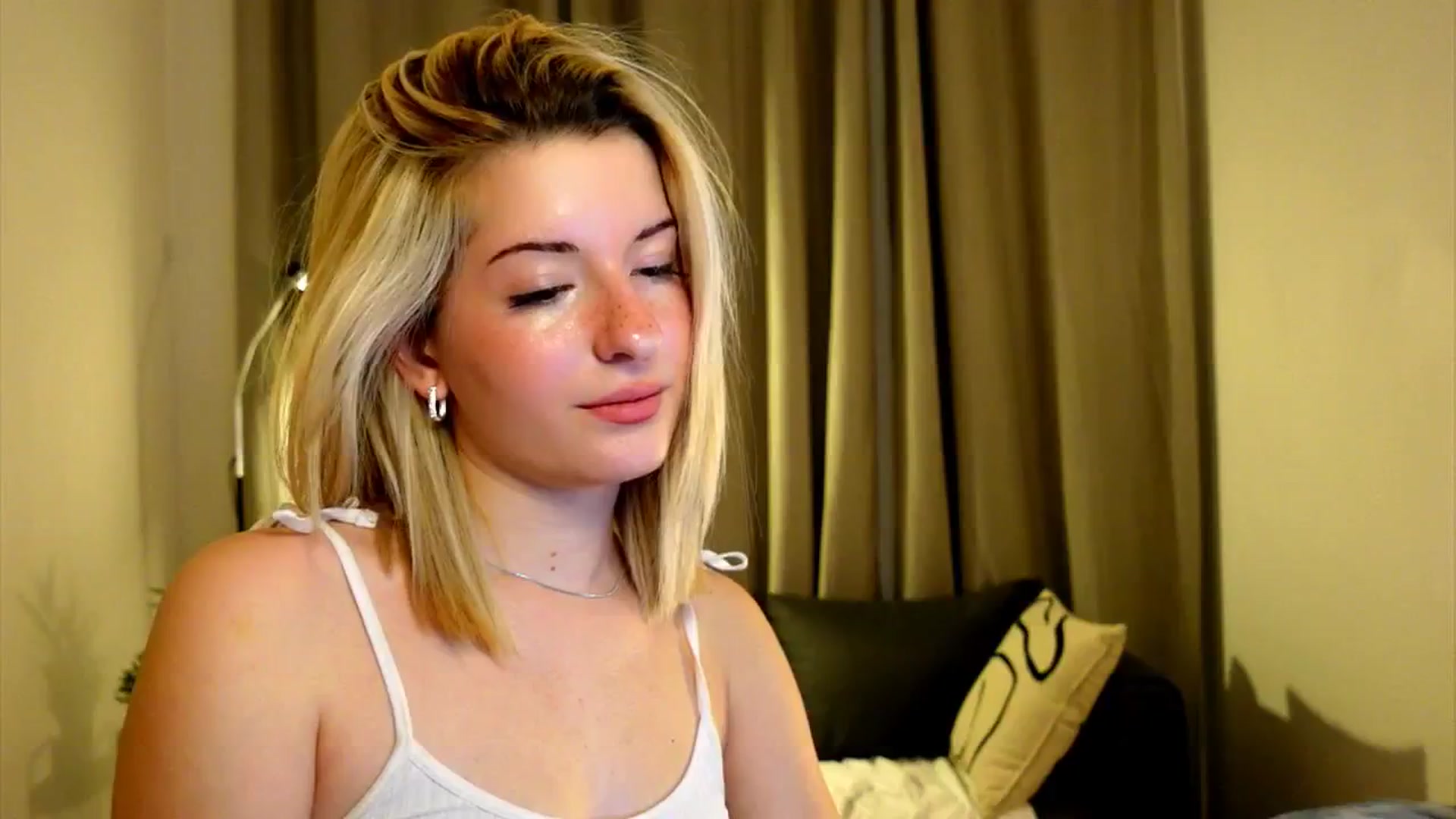 Gallery image thumbnail from funny_freckle's myfreecams stream on, 12/15/2024, 15:56 image 13 of 20