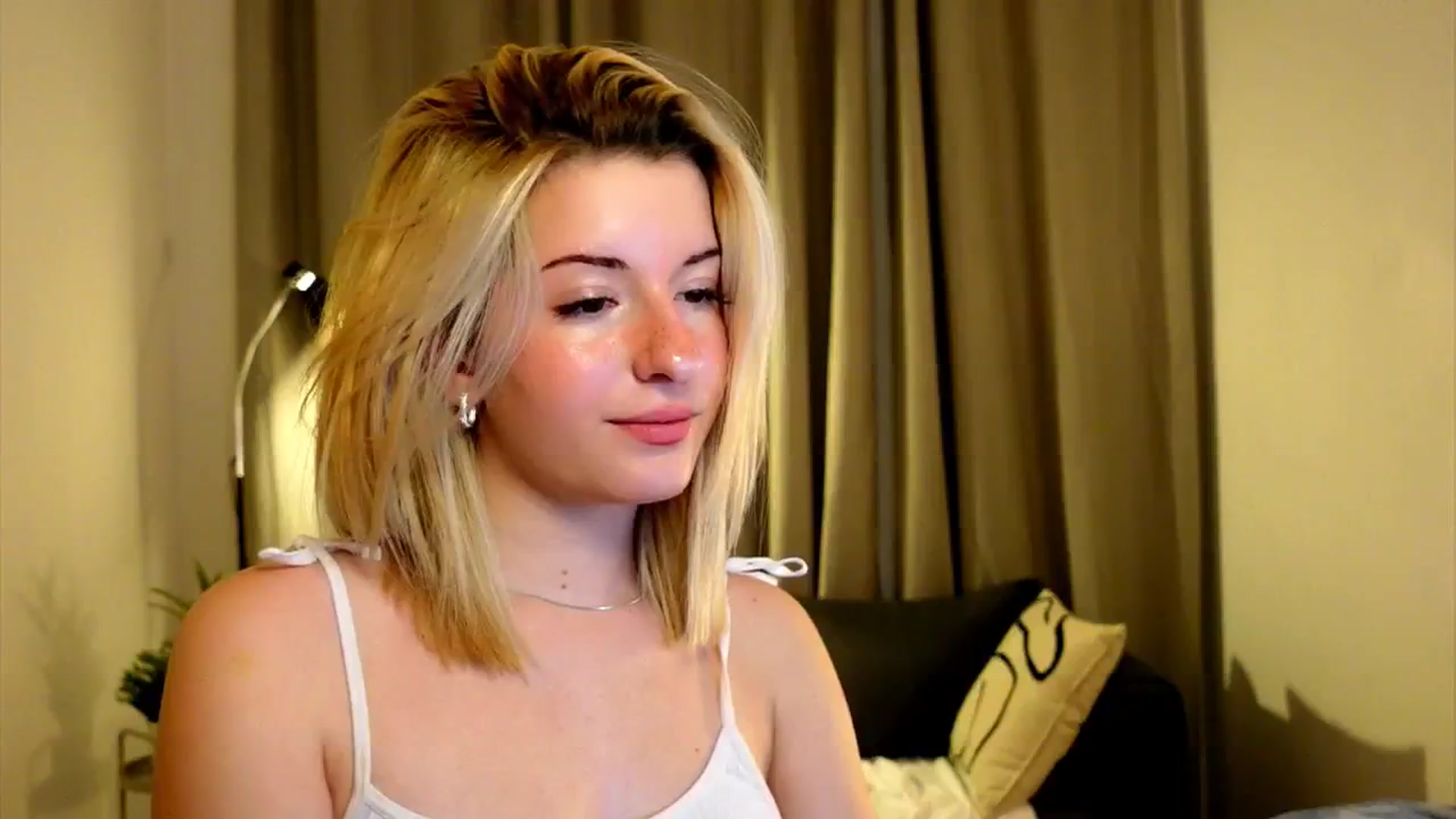 Gallery image thumbnail from funny_freckle's myfreecams stream on, 12/15/2024, 15:56 image 6 of 20