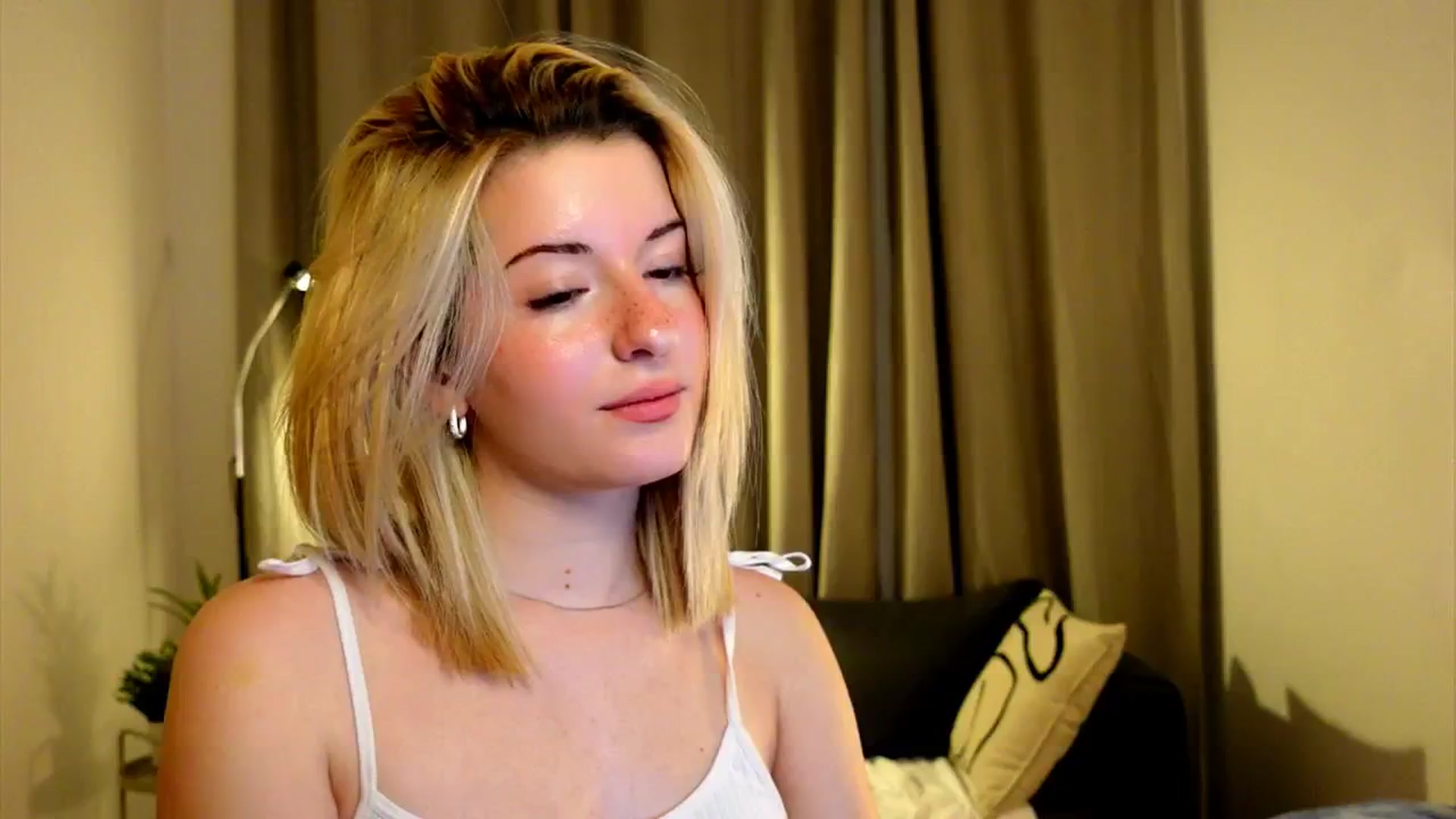 Gallery image thumbnail from funny_freckle's myfreecams stream on, 12/15/2024, 15:56 image 7 of 20