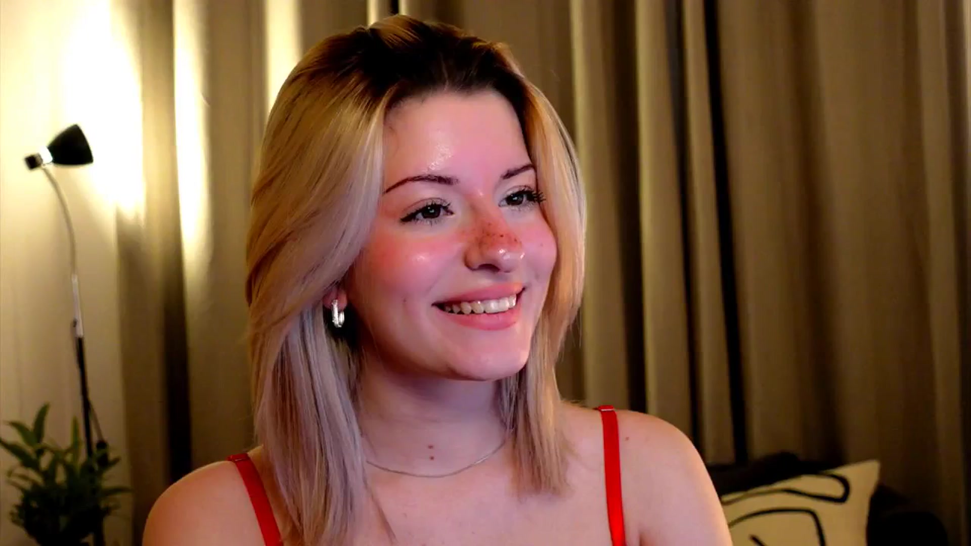 Gallery image thumbnail from funny_freckle's myfreecams stream on, 01/04/2025, 14:50 image 19 of 20