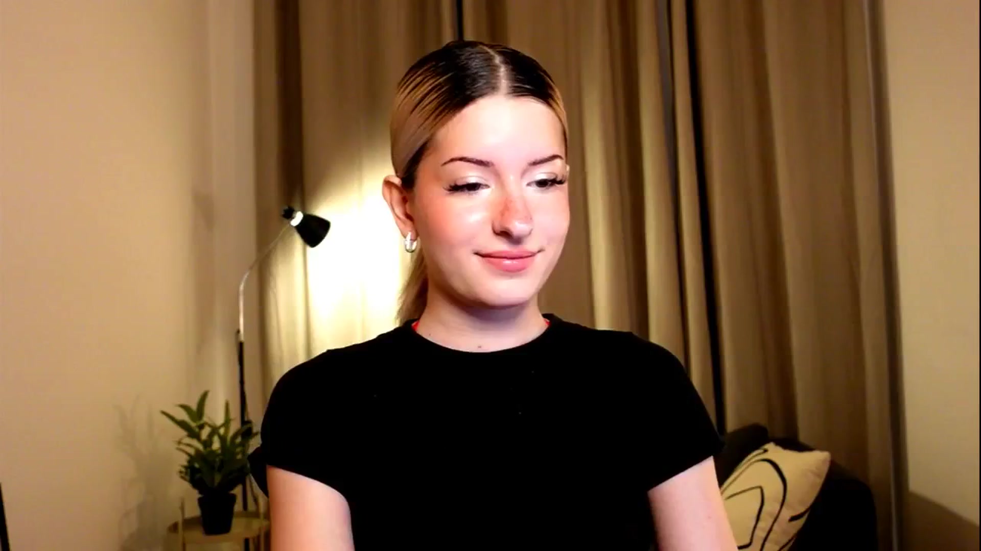 Gallery image thumbnail from funny_freckle's myfreecams stream on, 01/05/2025, 14:55 image 3 of 20