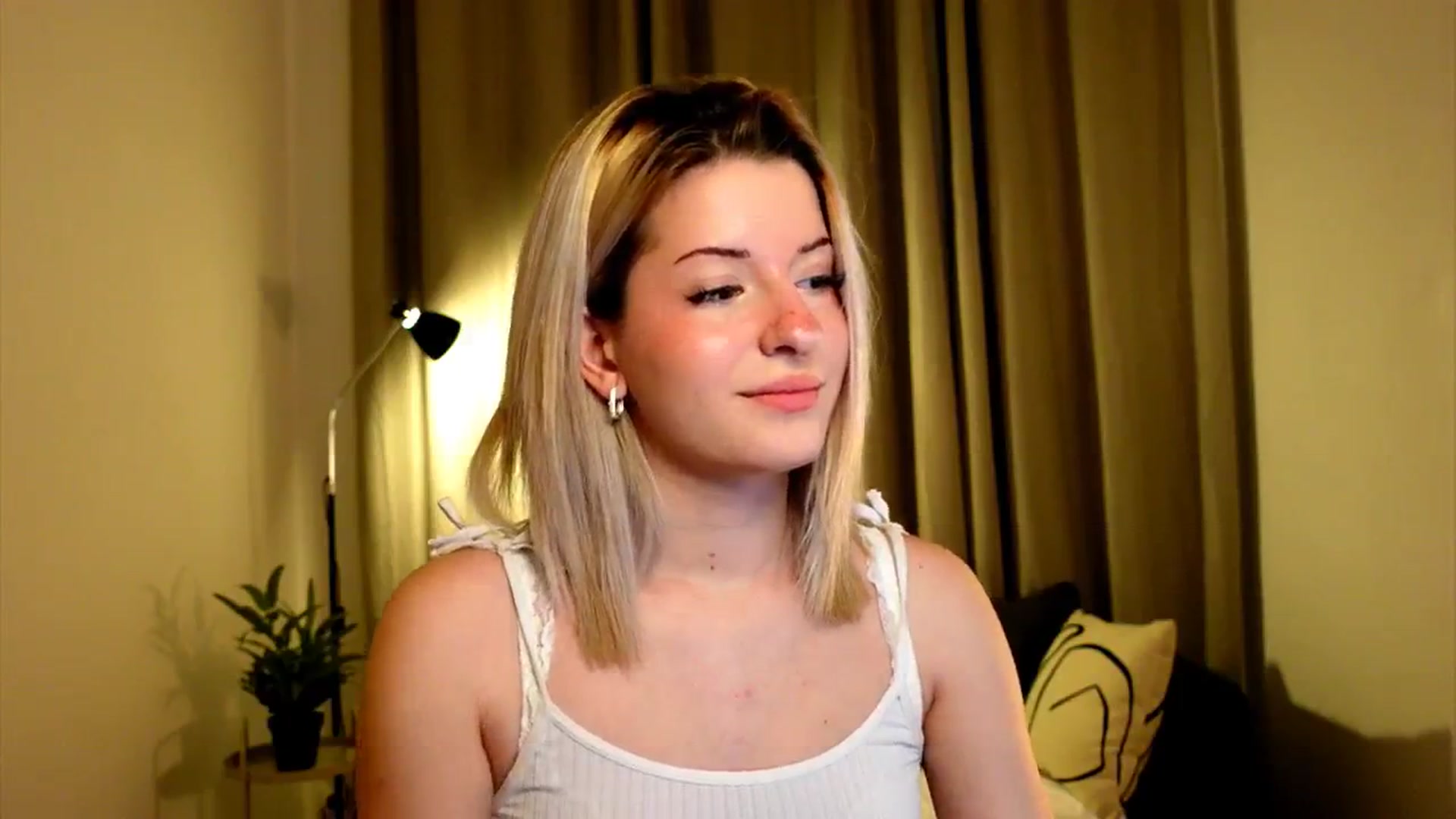 Gallery image thumbnail from funny_freckle's myfreecams stream on, 01/08/2025, 21:20 image 7 of 20