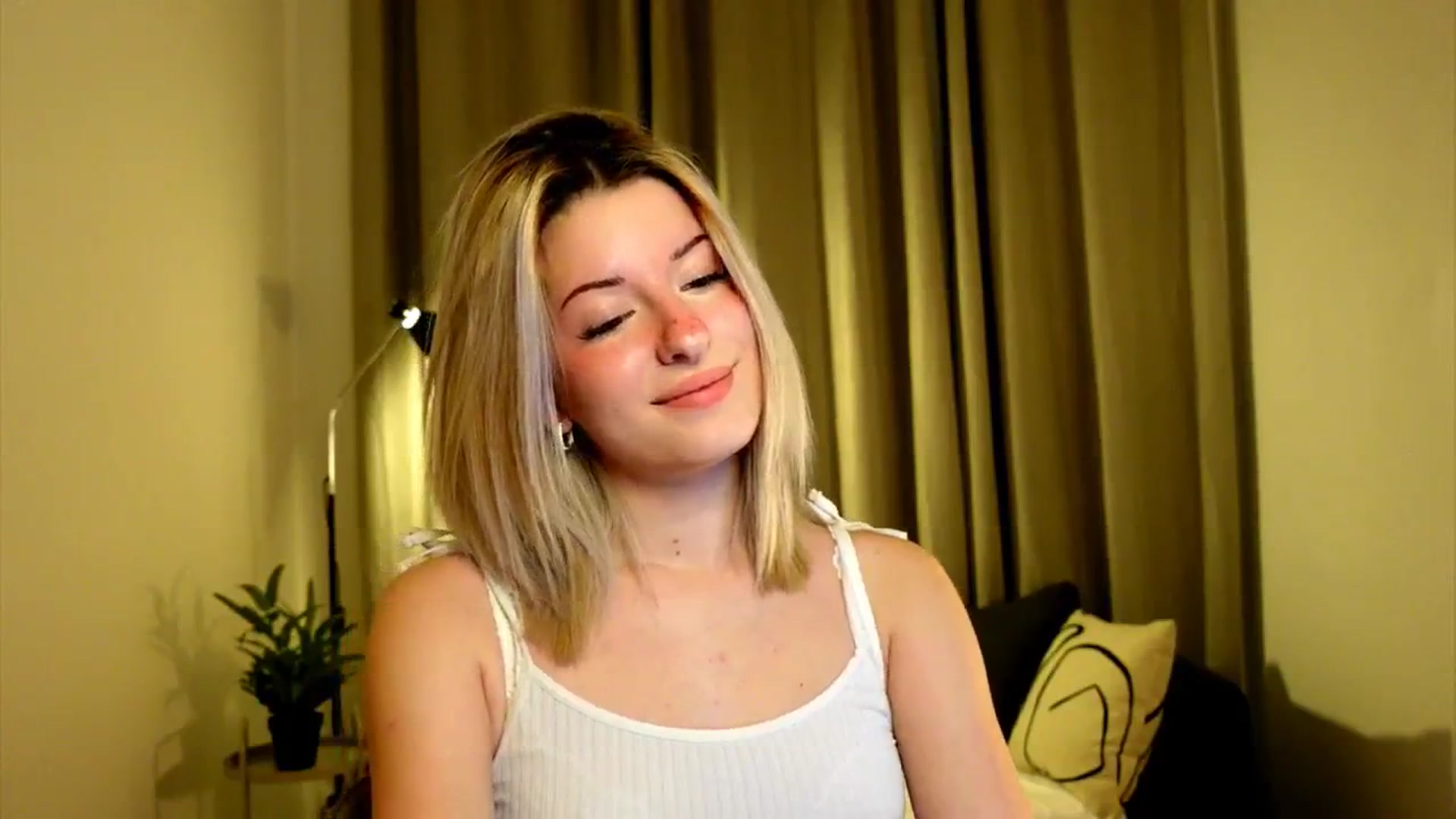 Gallery image thumbnail from funny_freckle's myfreecams stream on, 01/08/2025, 21:20 image 8 of 20