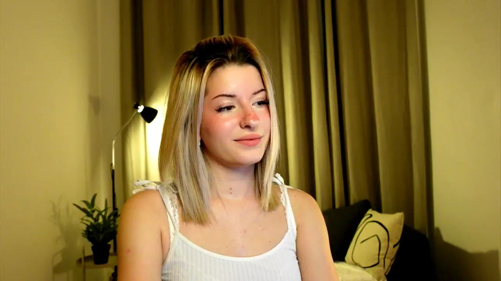 Gallery image thumbnail from funny_freckle's myfreecams stream on, 01/08/2025, 21:20 image 10 of 20