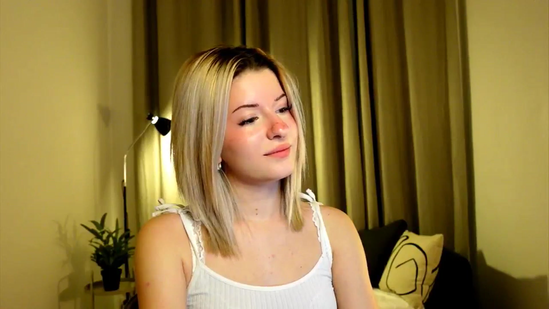 Gallery image thumbnail from funny_freckle's myfreecams stream on, 01/08/2025, 21:20 image 12 of 20