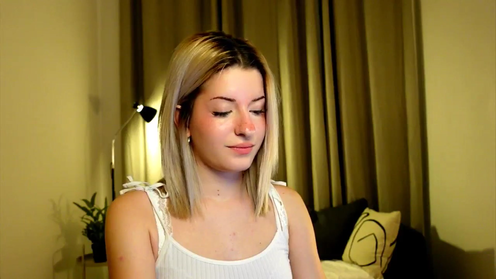 Gallery image thumbnail from funny_freckle's myfreecams stream on, 01/08/2025, 21:20 image 14 of 20