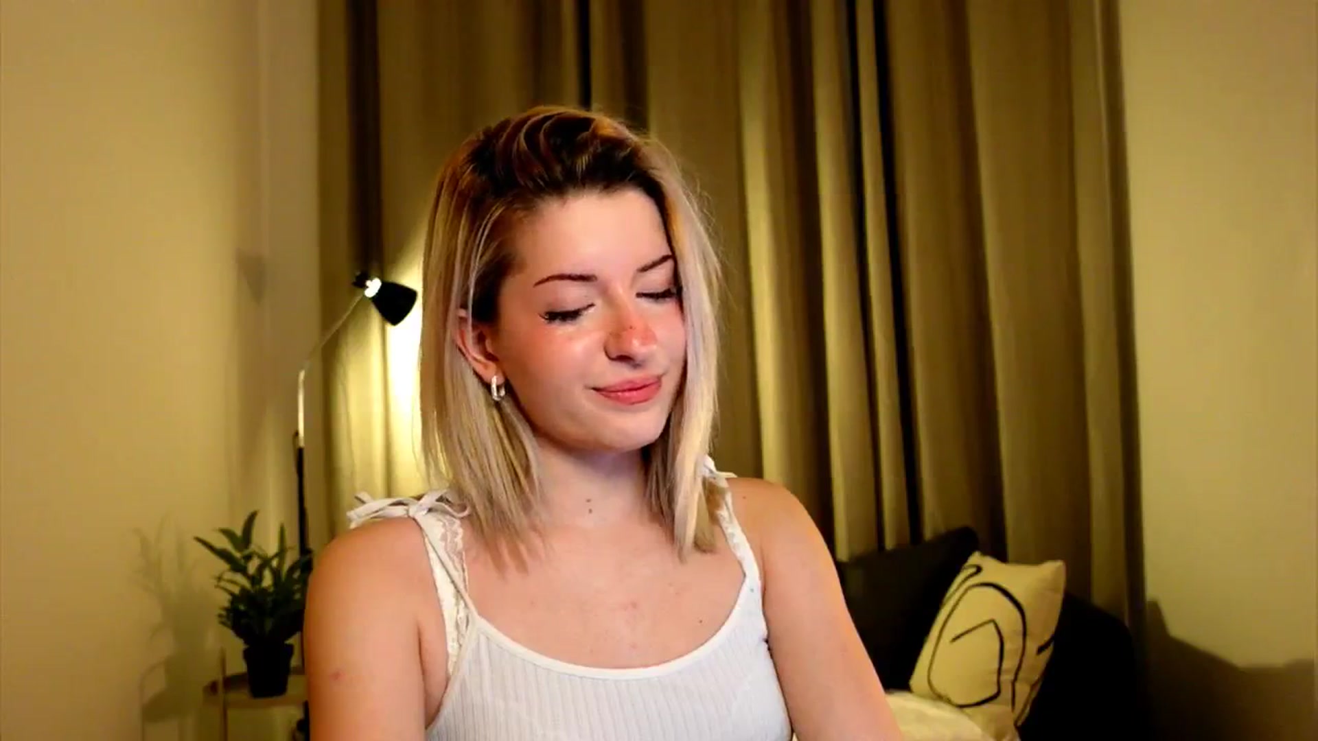 Gallery image thumbnail from funny_freckle's myfreecams stream on, 01/08/2025, 21:20 image 4 of 20