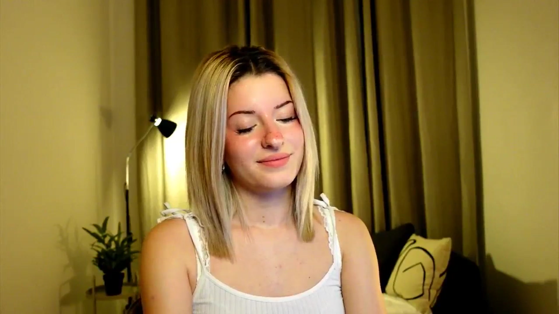 Gallery image thumbnail from funny_freckle's myfreecams stream on, 01/08/2025, 21:20 image 13 of 20