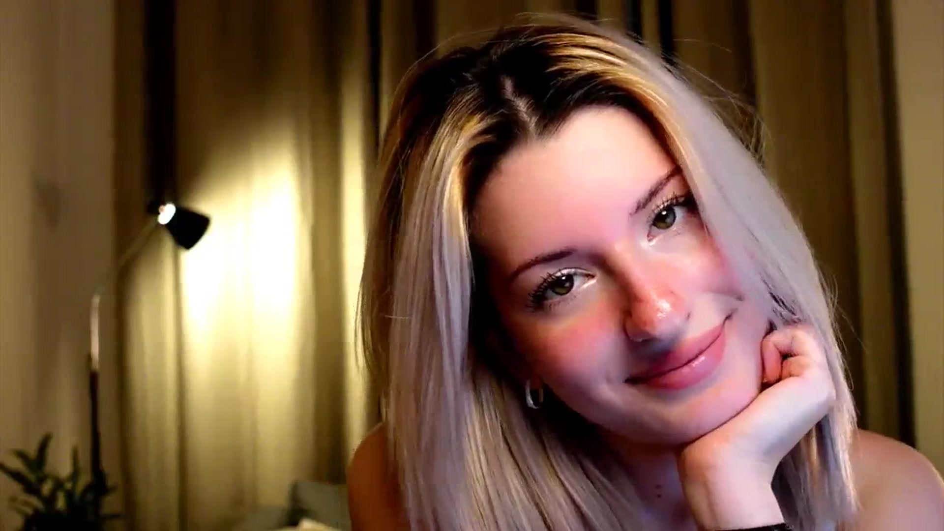 Gallery image thumbnail from funny_freckle's myfreecams stream on, 01/09/2025, 17:40 image 7 of 20